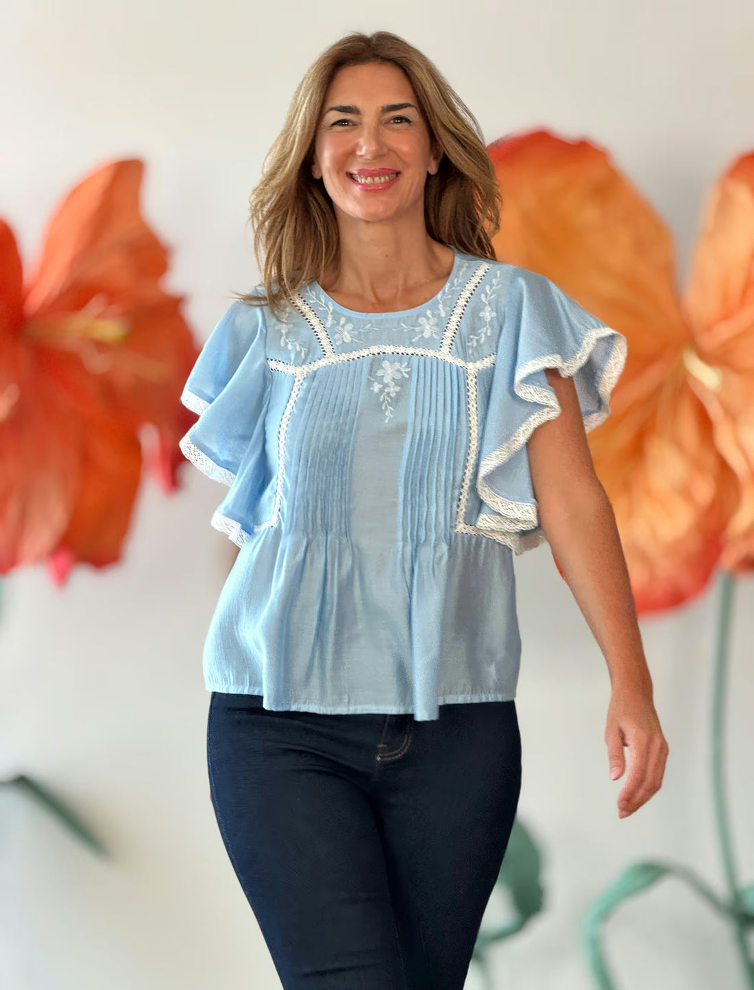 Blusa celeste bordada con encajes