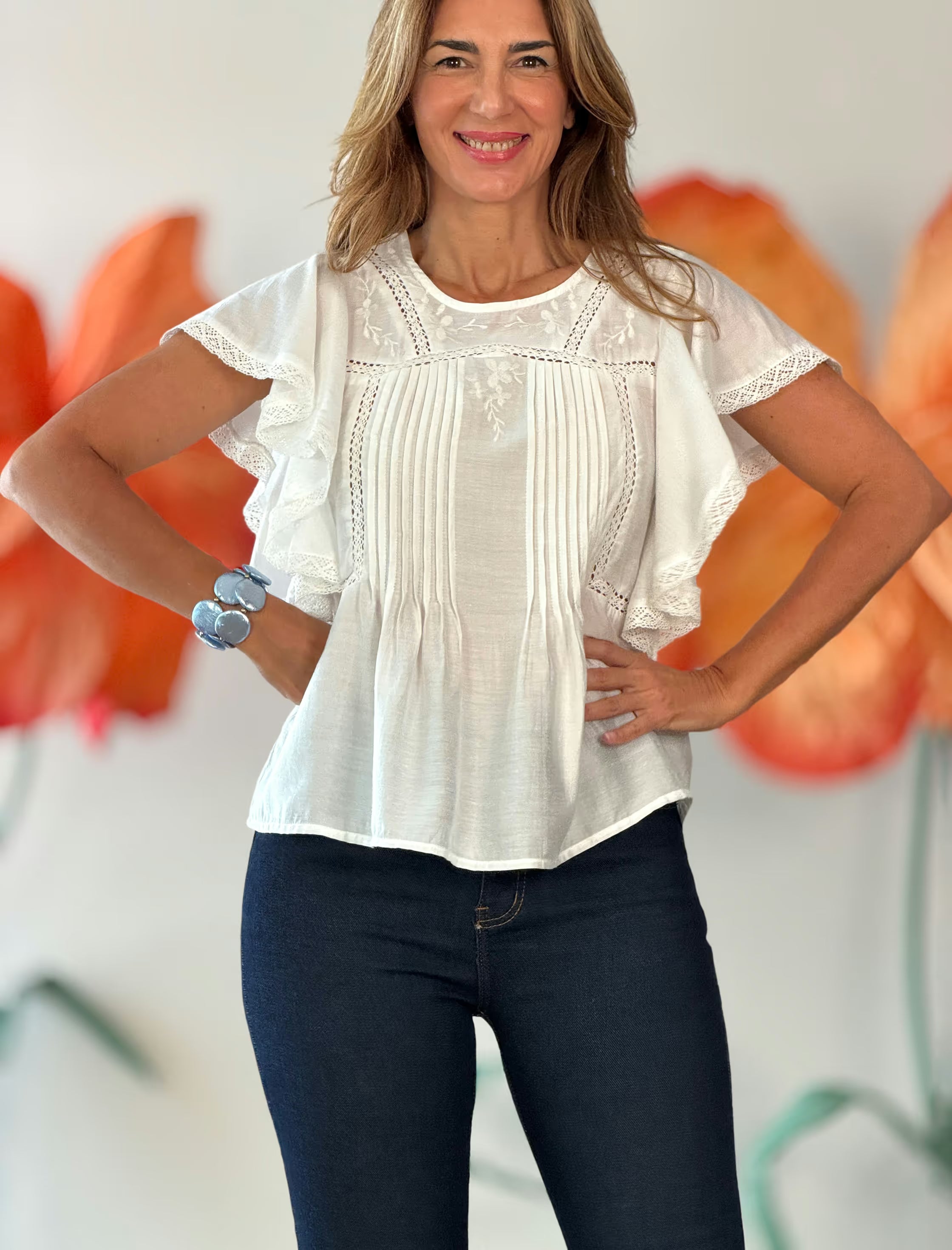 Blusa blanca bordada con encajes