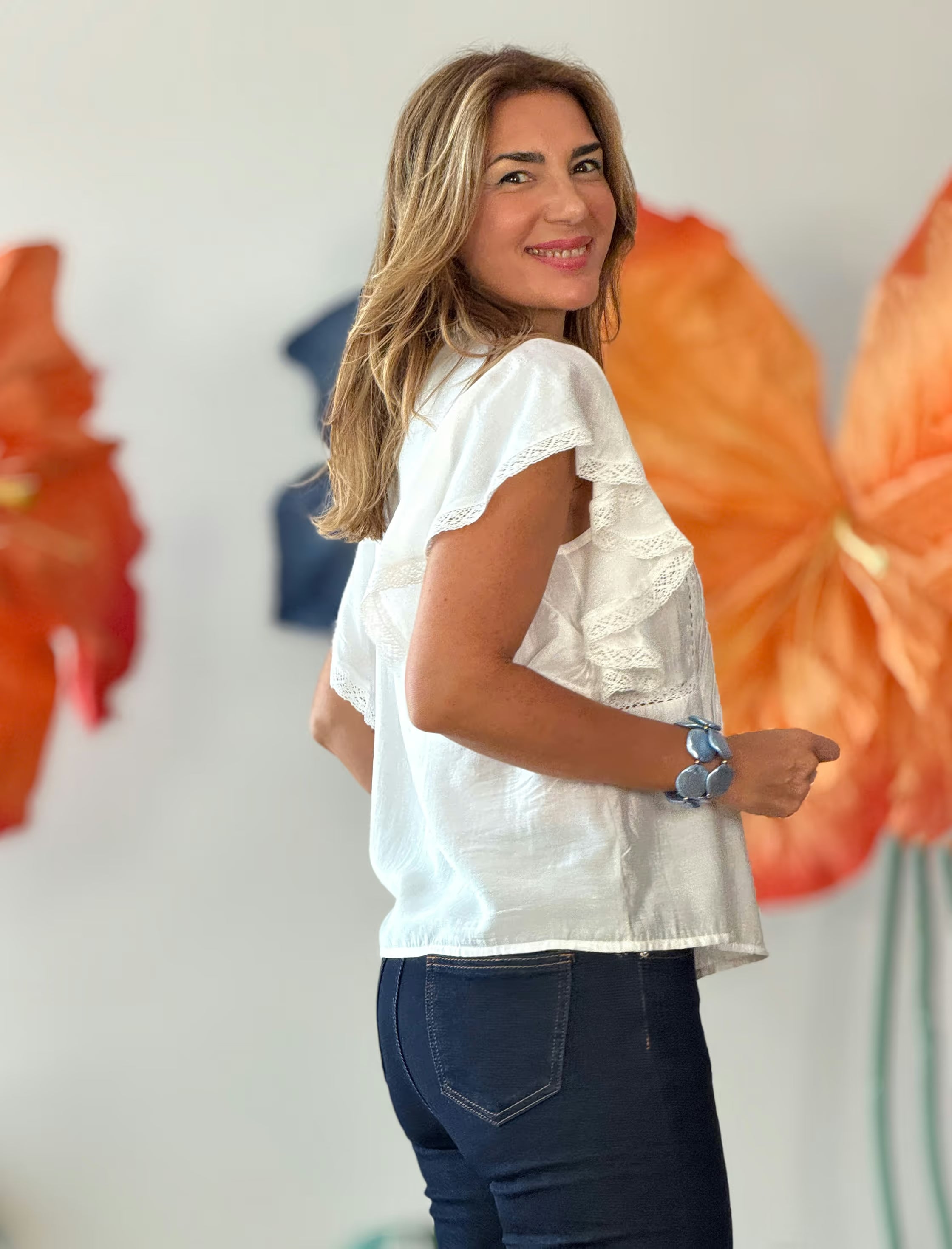 Blusa blanca bordada con encajes