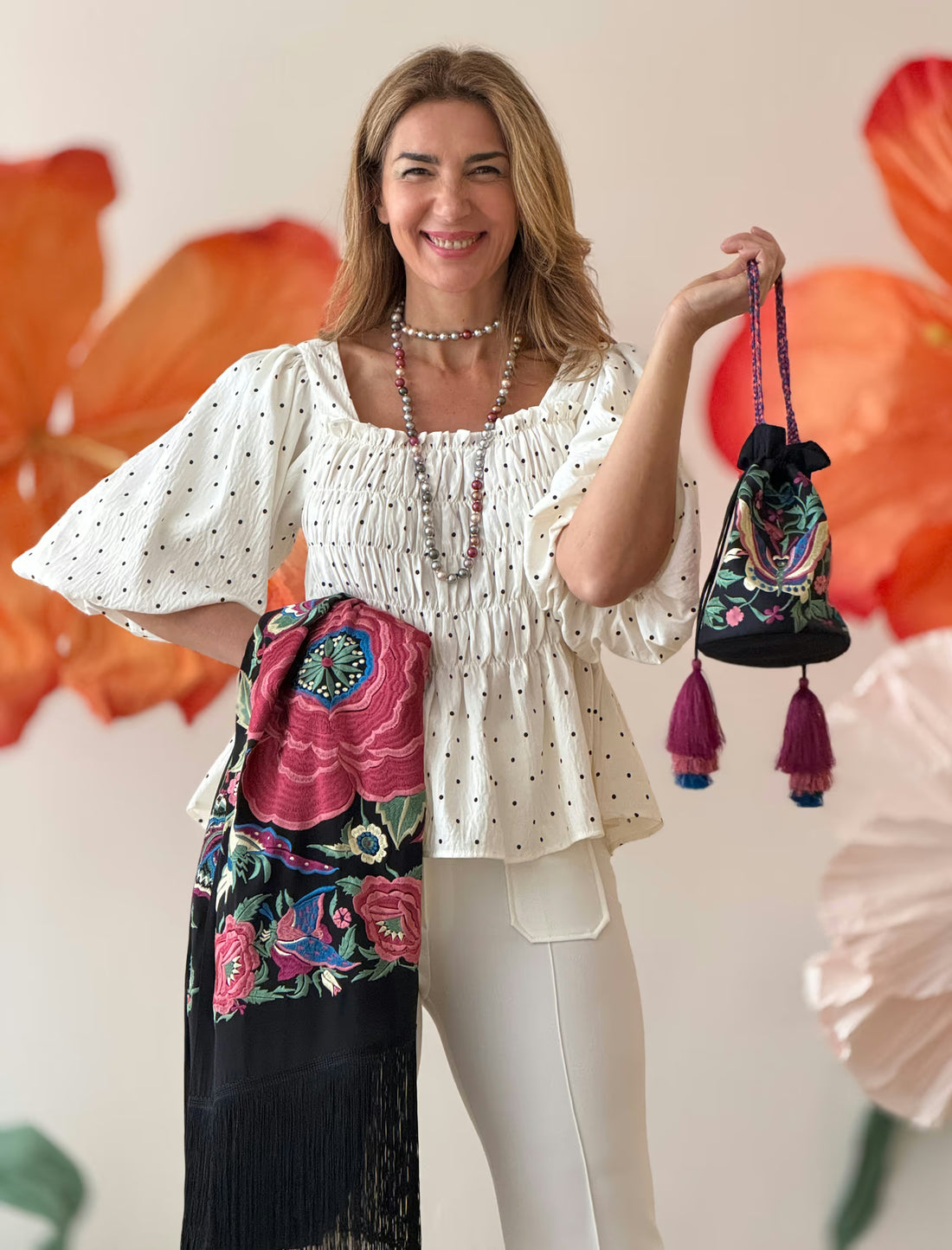 Bolso pochette de seda bordada con acabado elegante – Nuria Cobo


