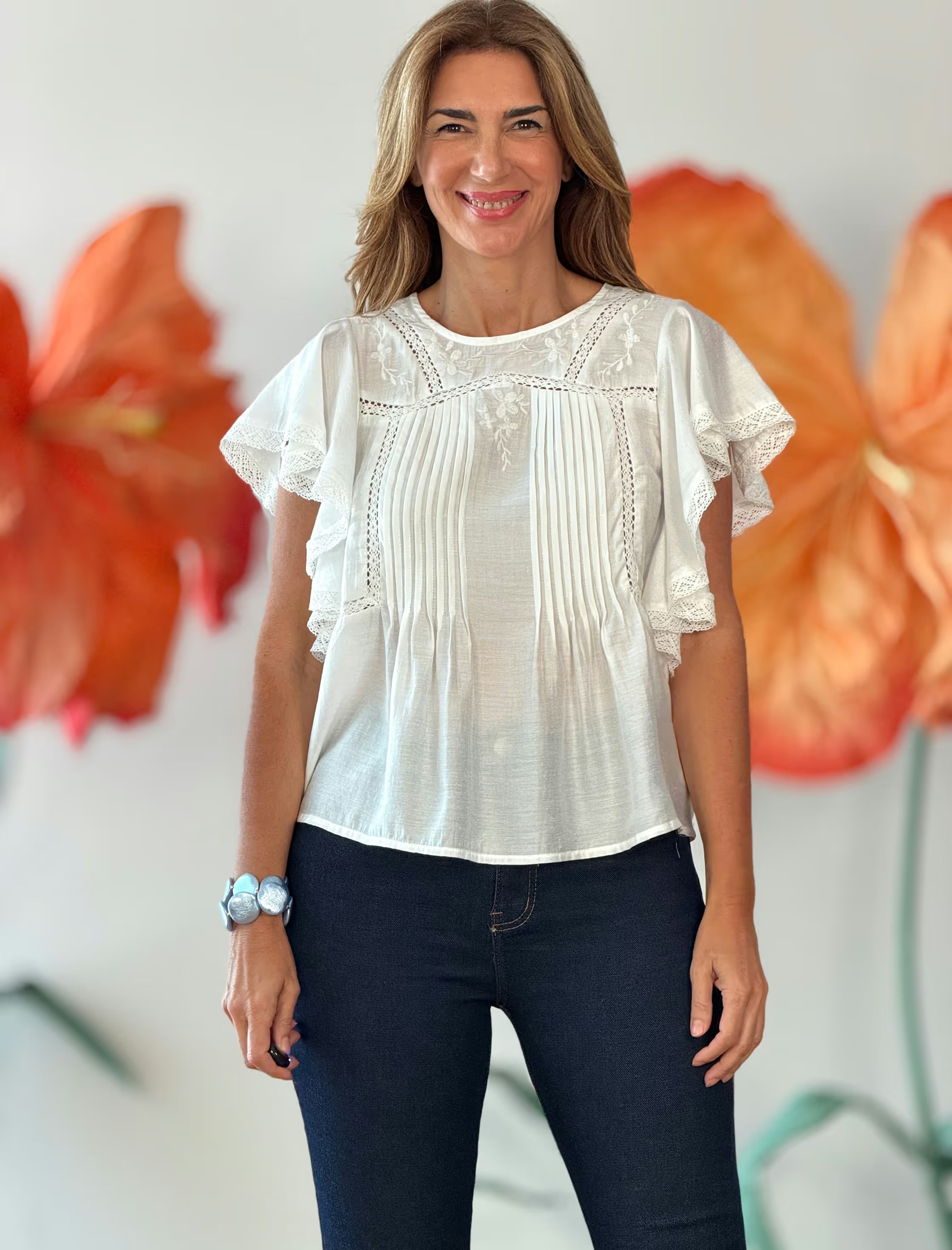 Blusa blanca bordada con encajes