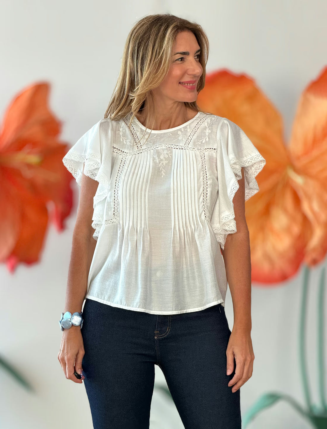 Blusa blanca bordada con encajes