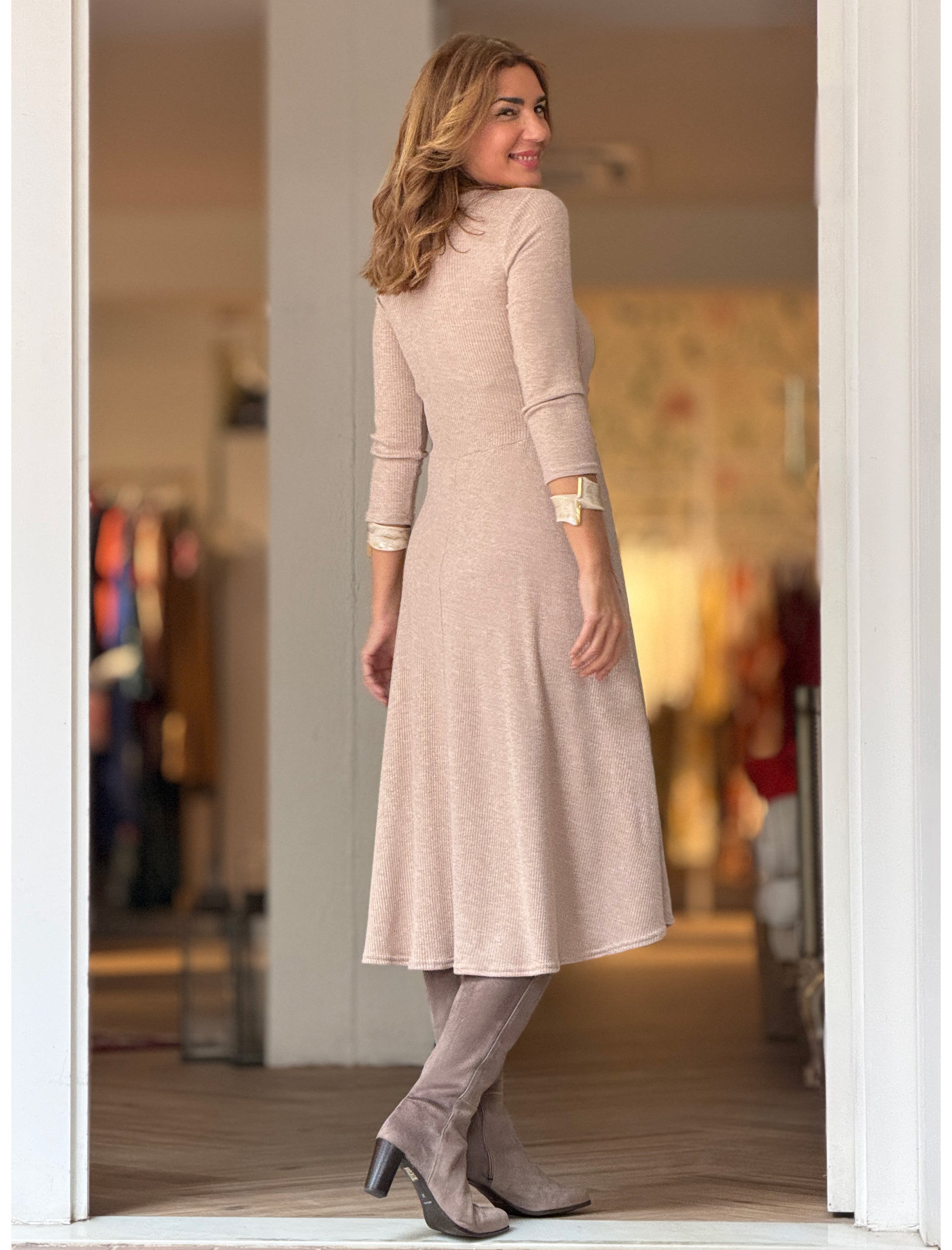 Vestido fondo de armario suave beige