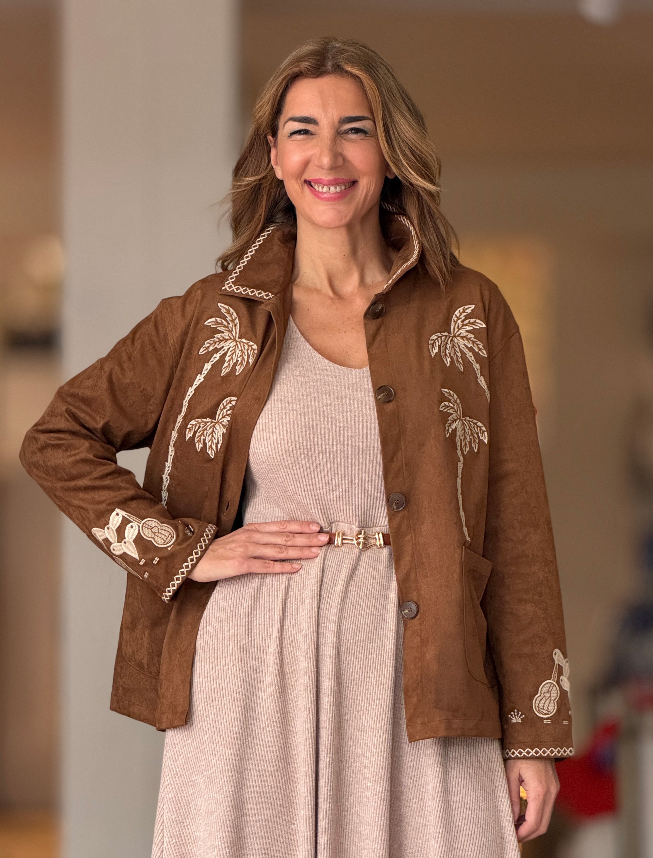 Chaqueta palmeras bordadas camel