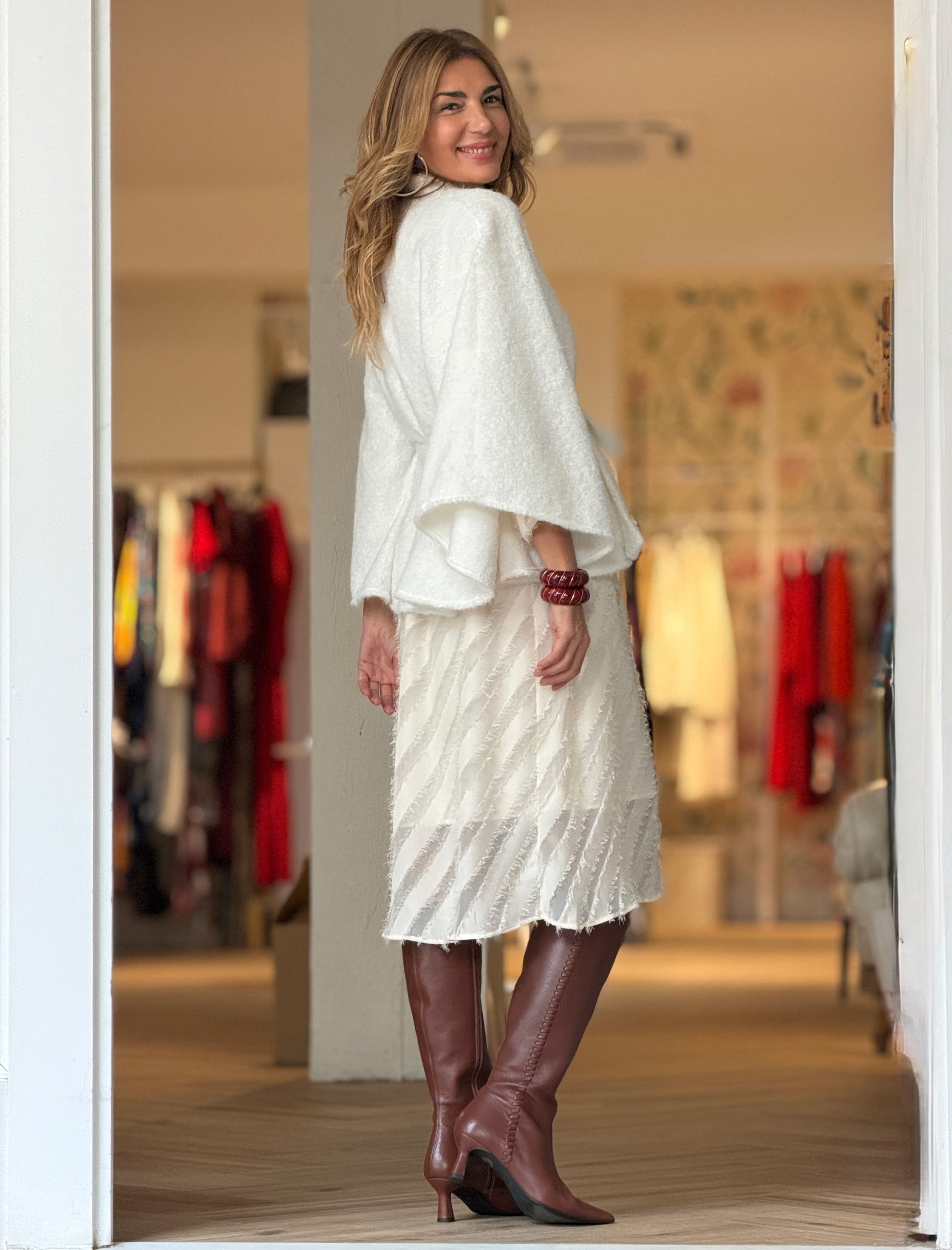 Capa con cinturón suave blanca