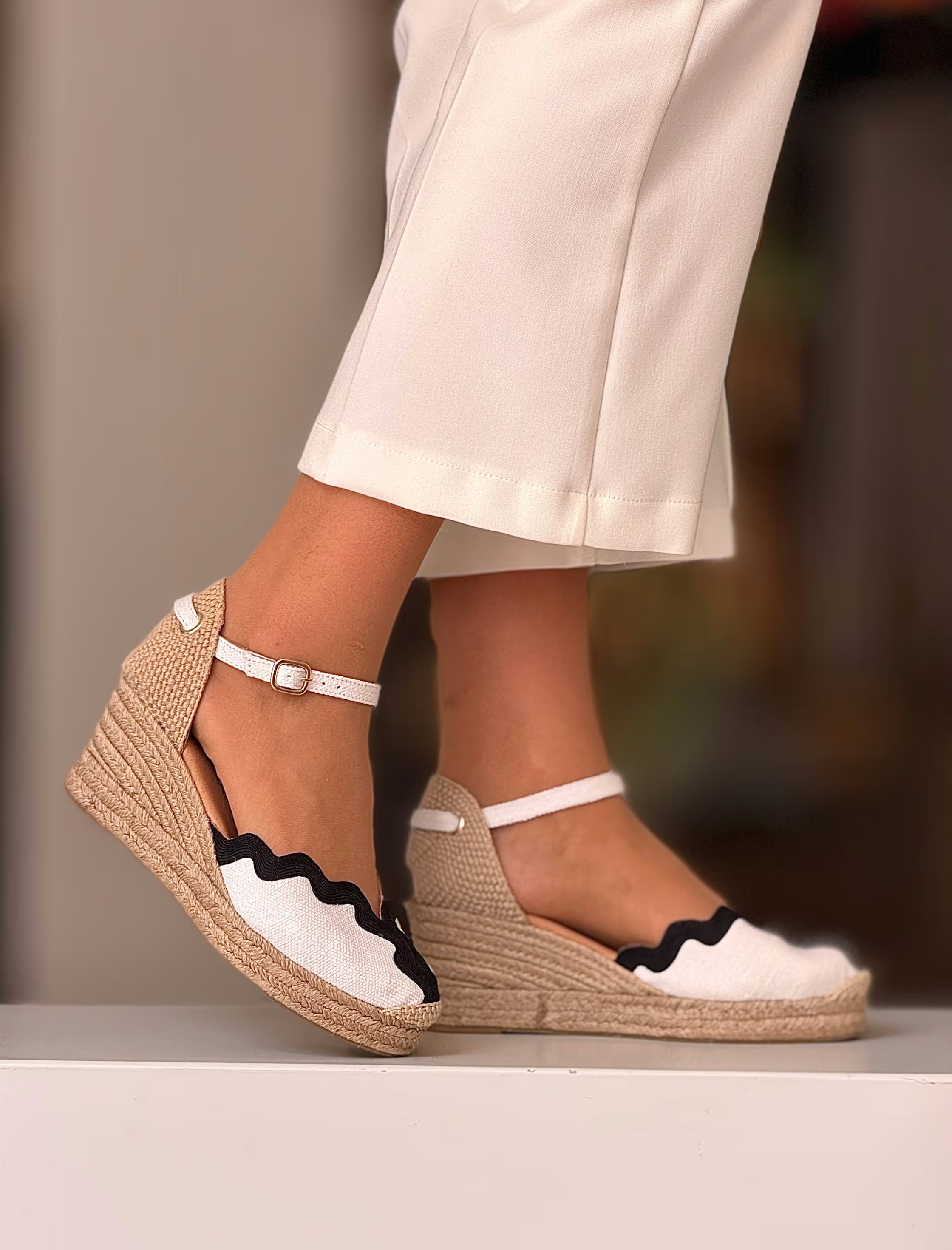 Alpargata de cuña blanca blonda chic