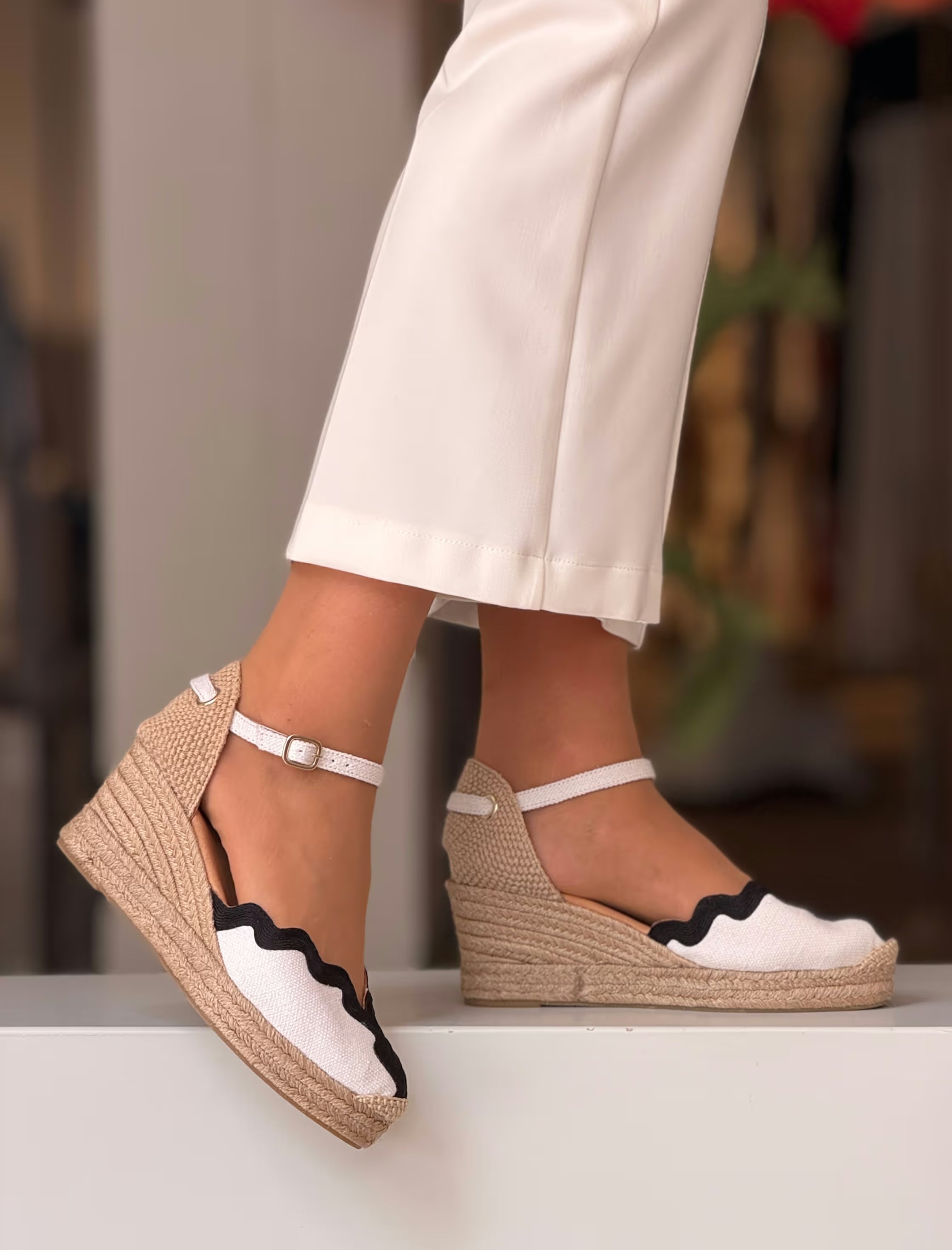 Alpargata de cuña blanca blonda chic