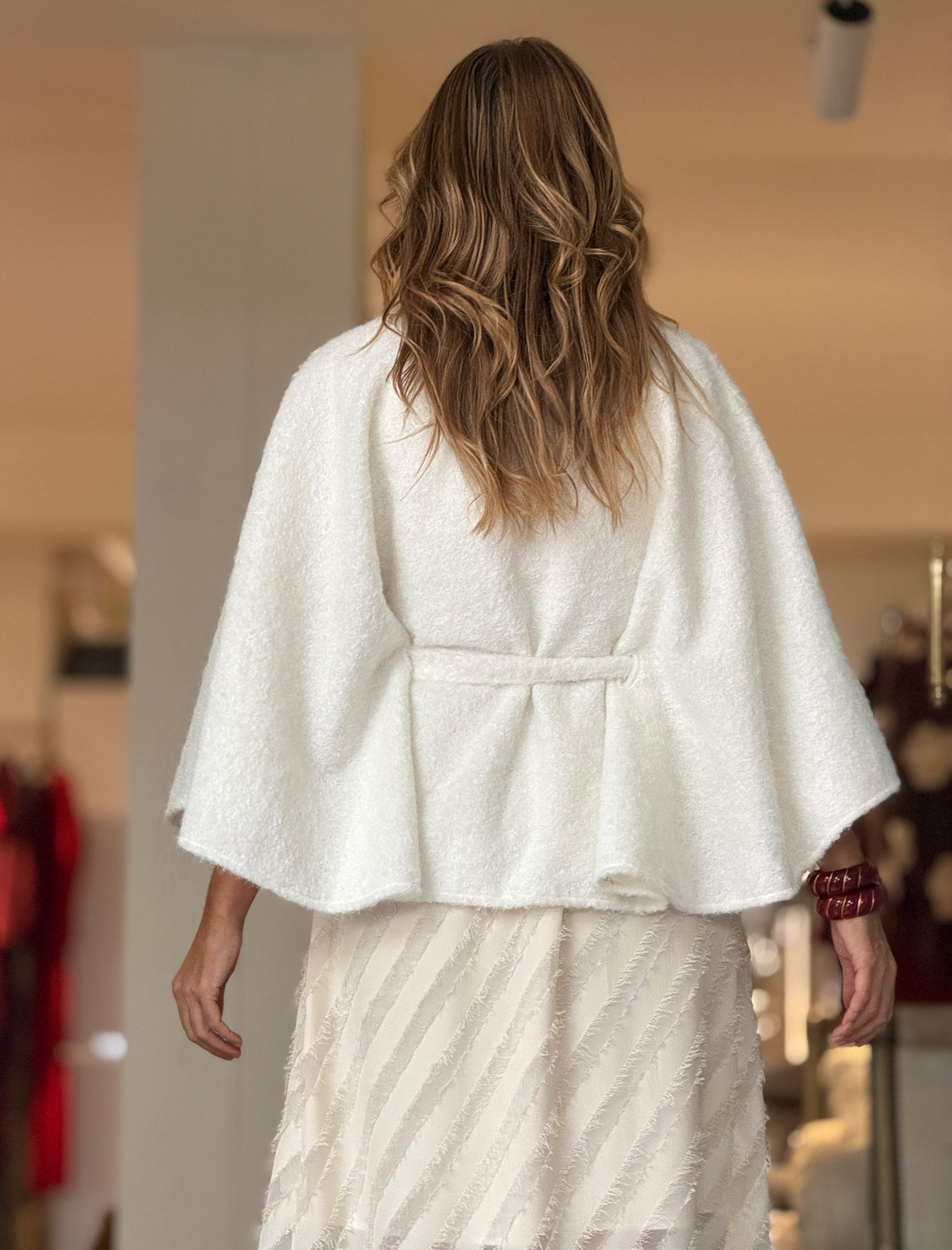 Capa con cinturón suave blanca