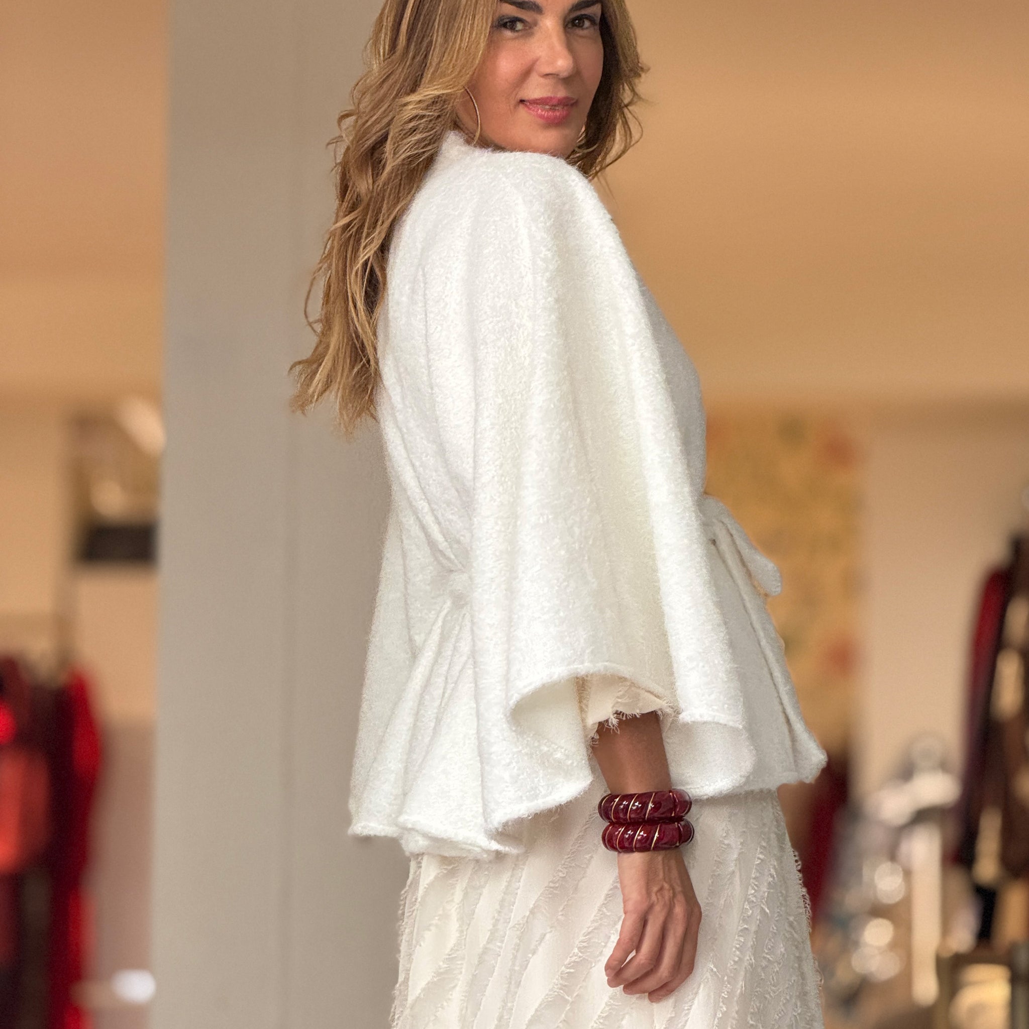 Capa con cinturón suave blanca