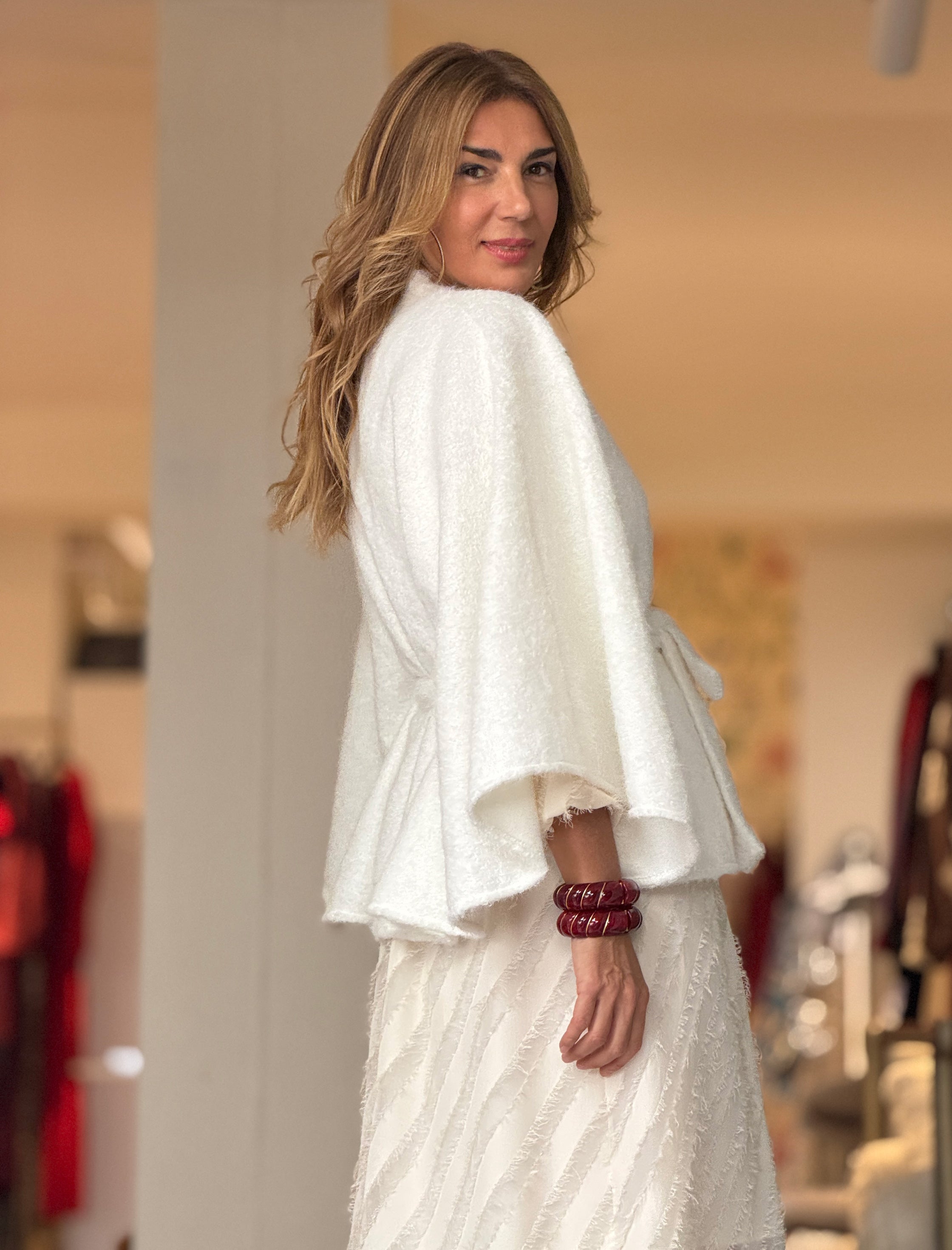 Capa con cinturón suave blanca