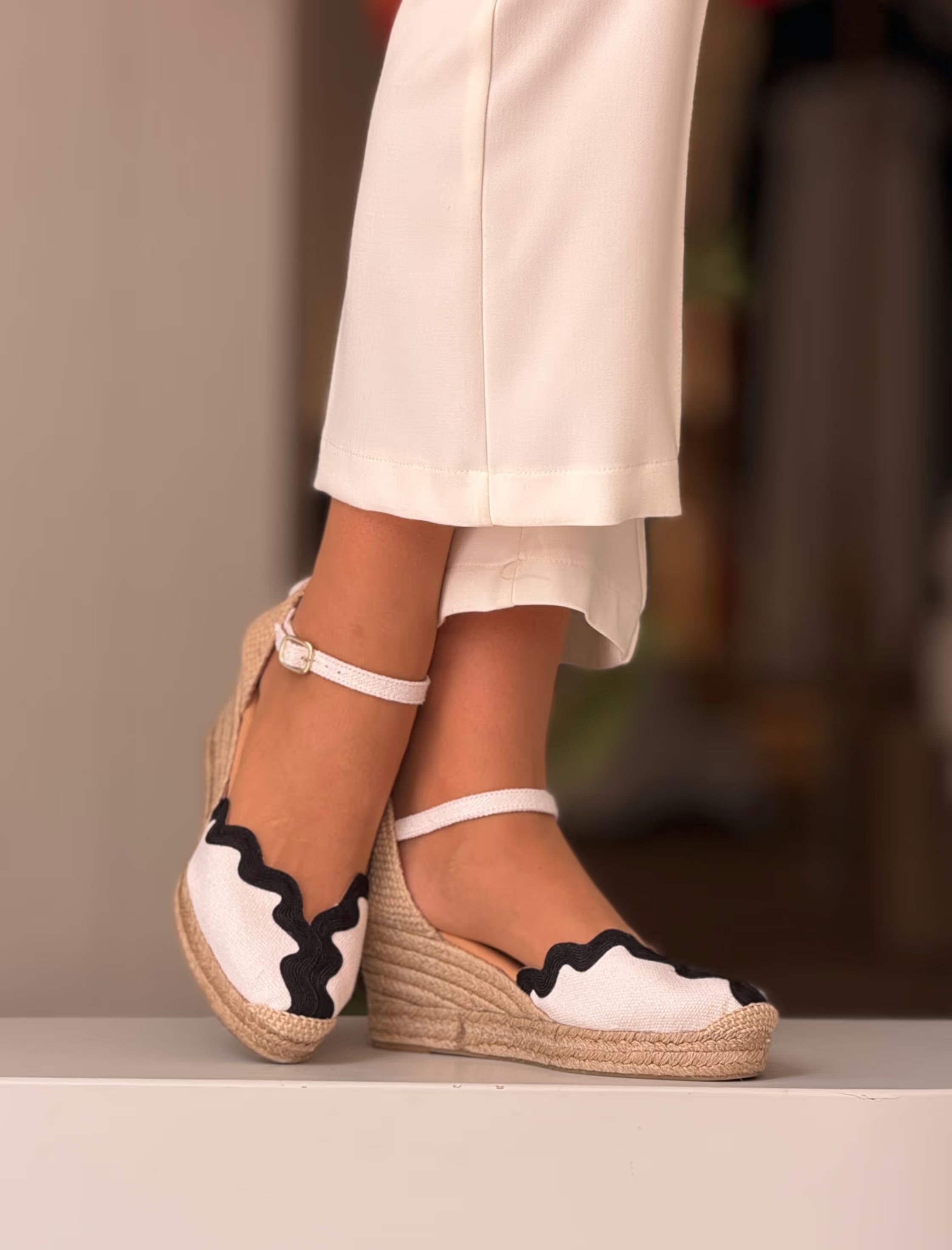 Alpargata de cuña blanca blonda chic