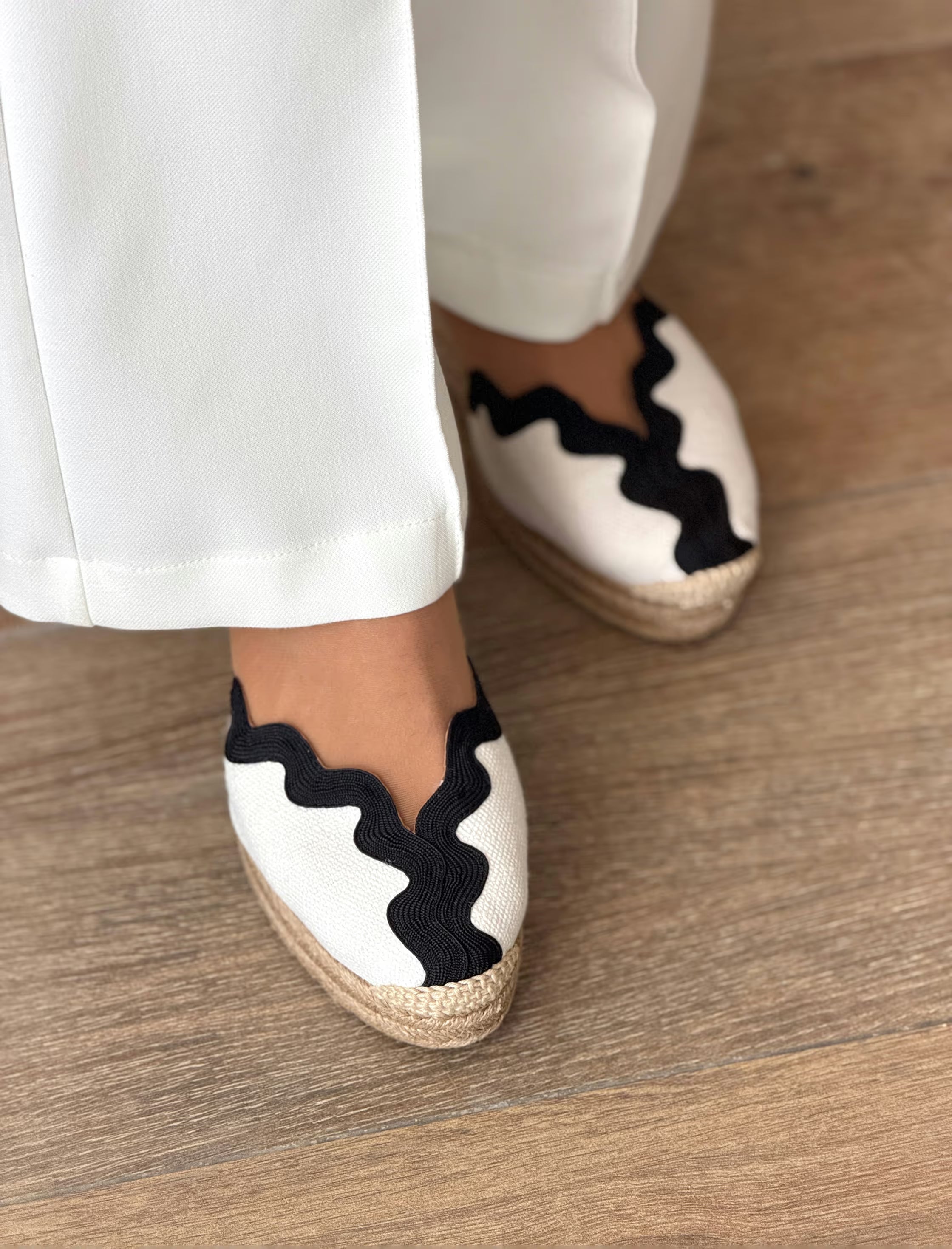 Alpargata de cuña blanca blonda chic