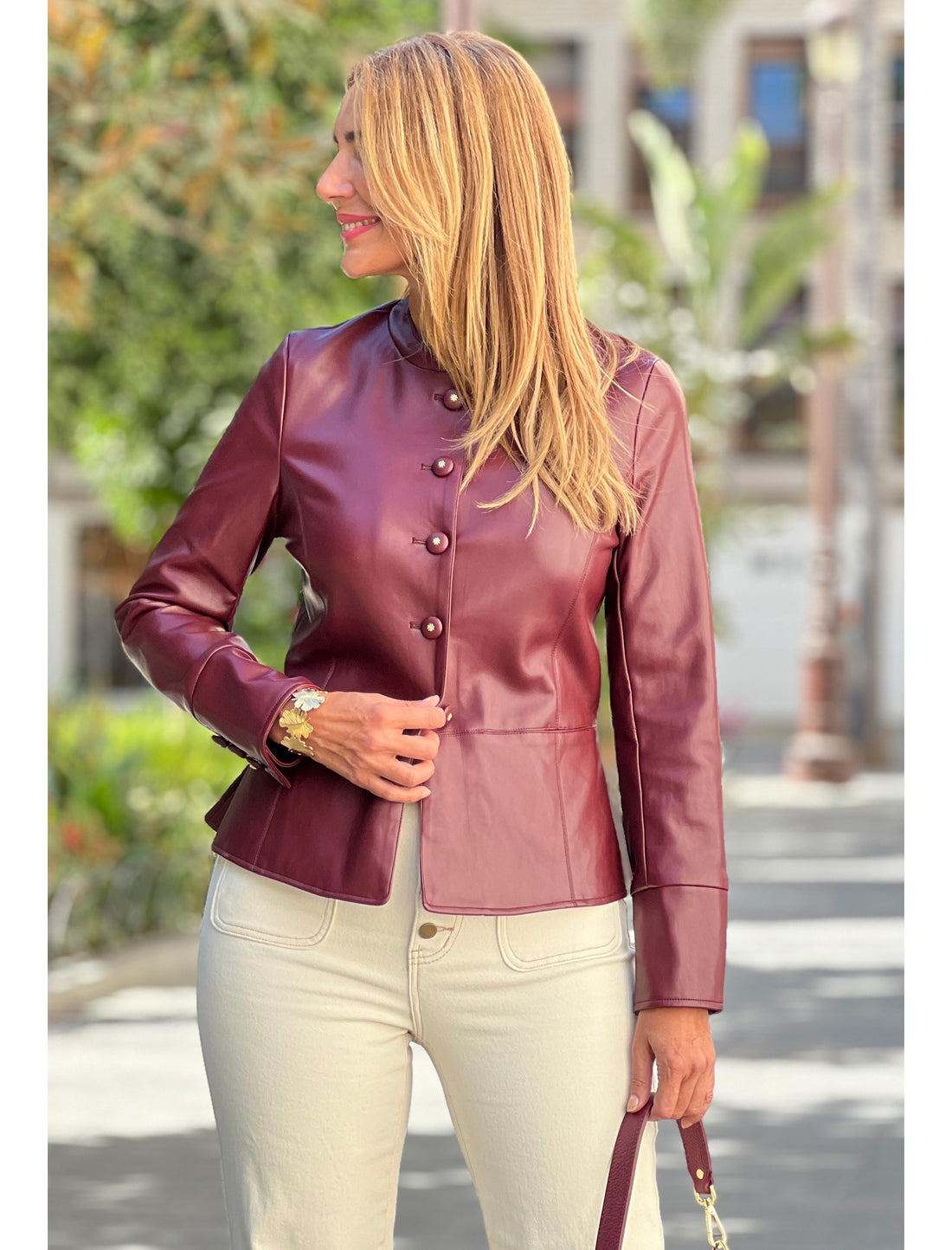 Chaqueta burdeos muy chic