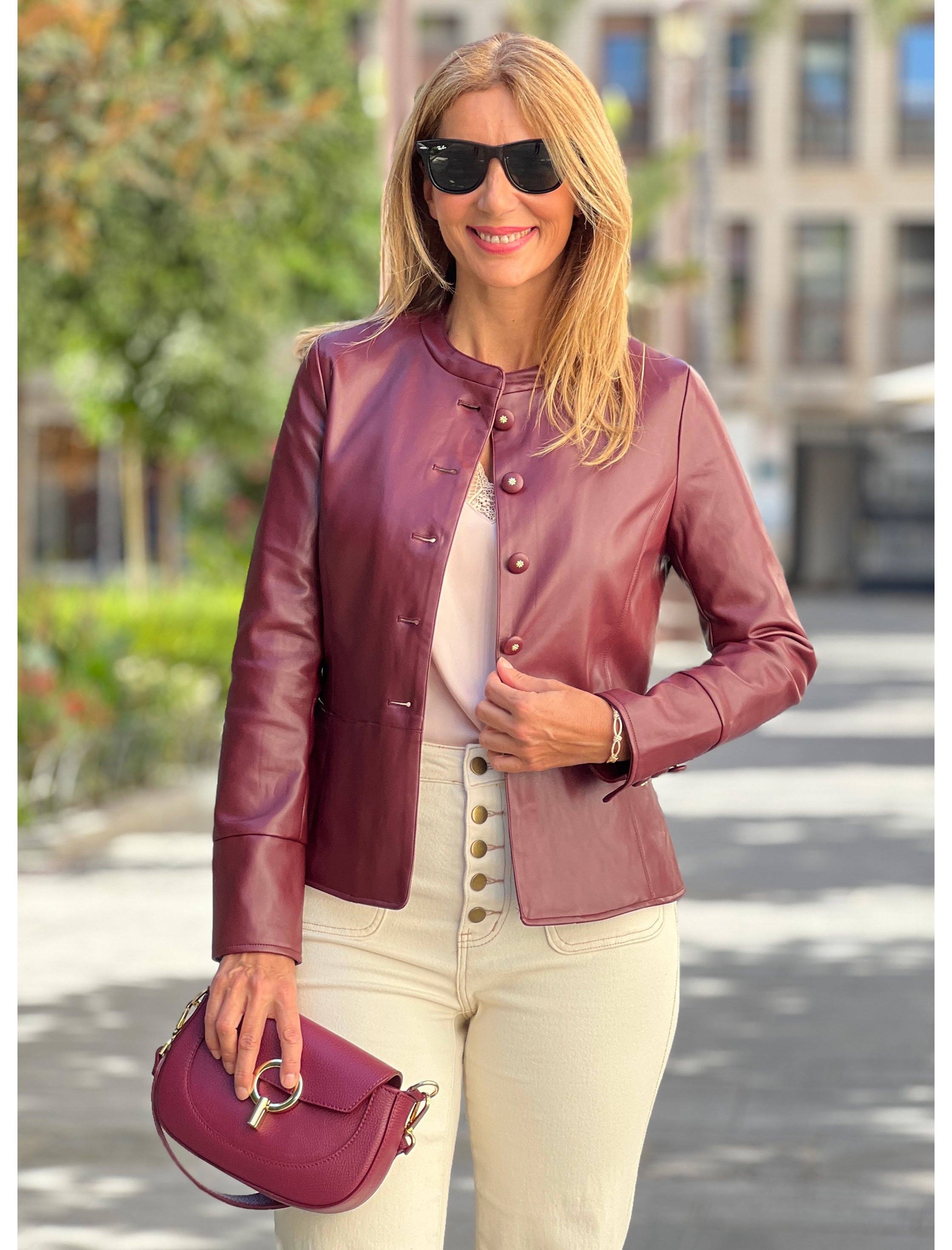 Chaqueta burdeos muy chic