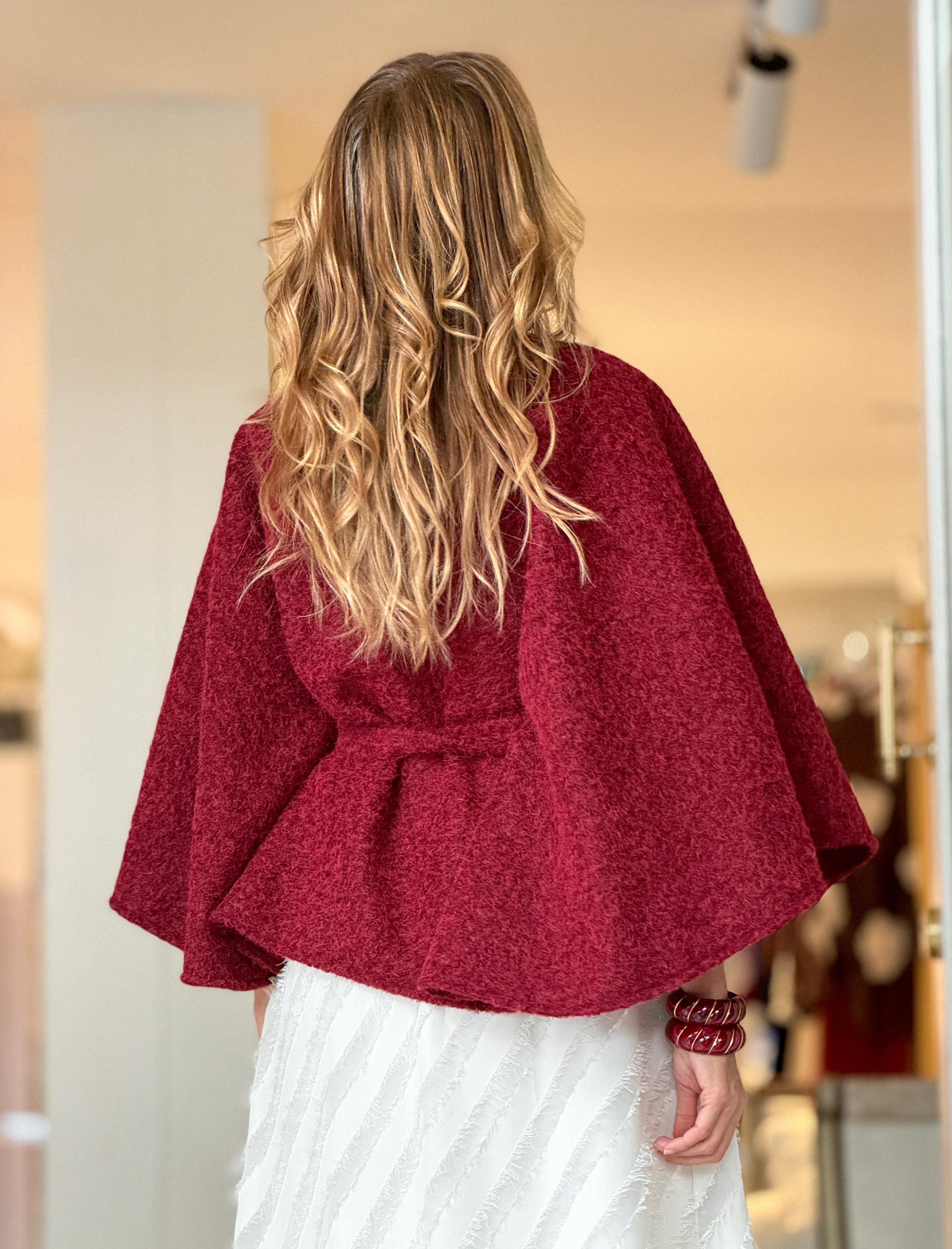 Capa con cinturón suave burdeos