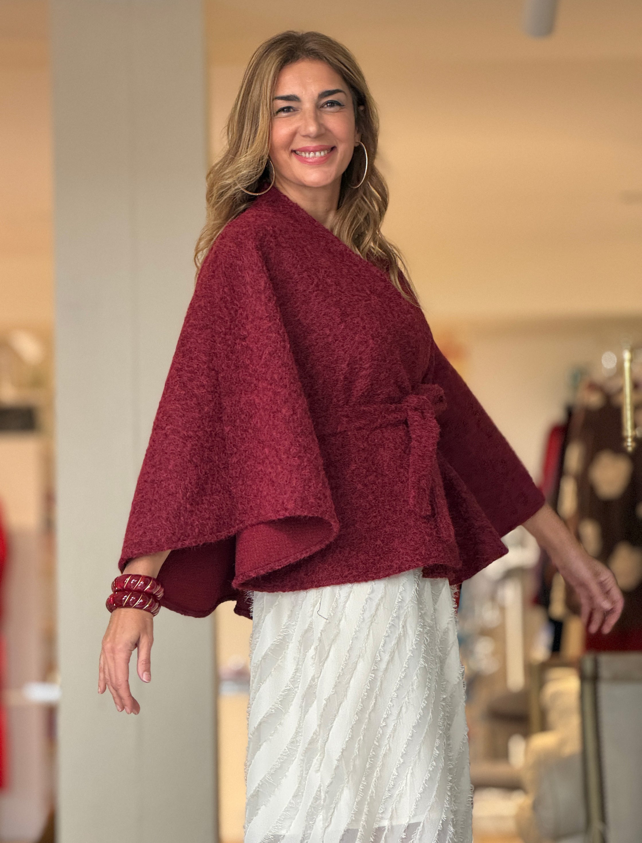 Capa con cinturón suave burdeos