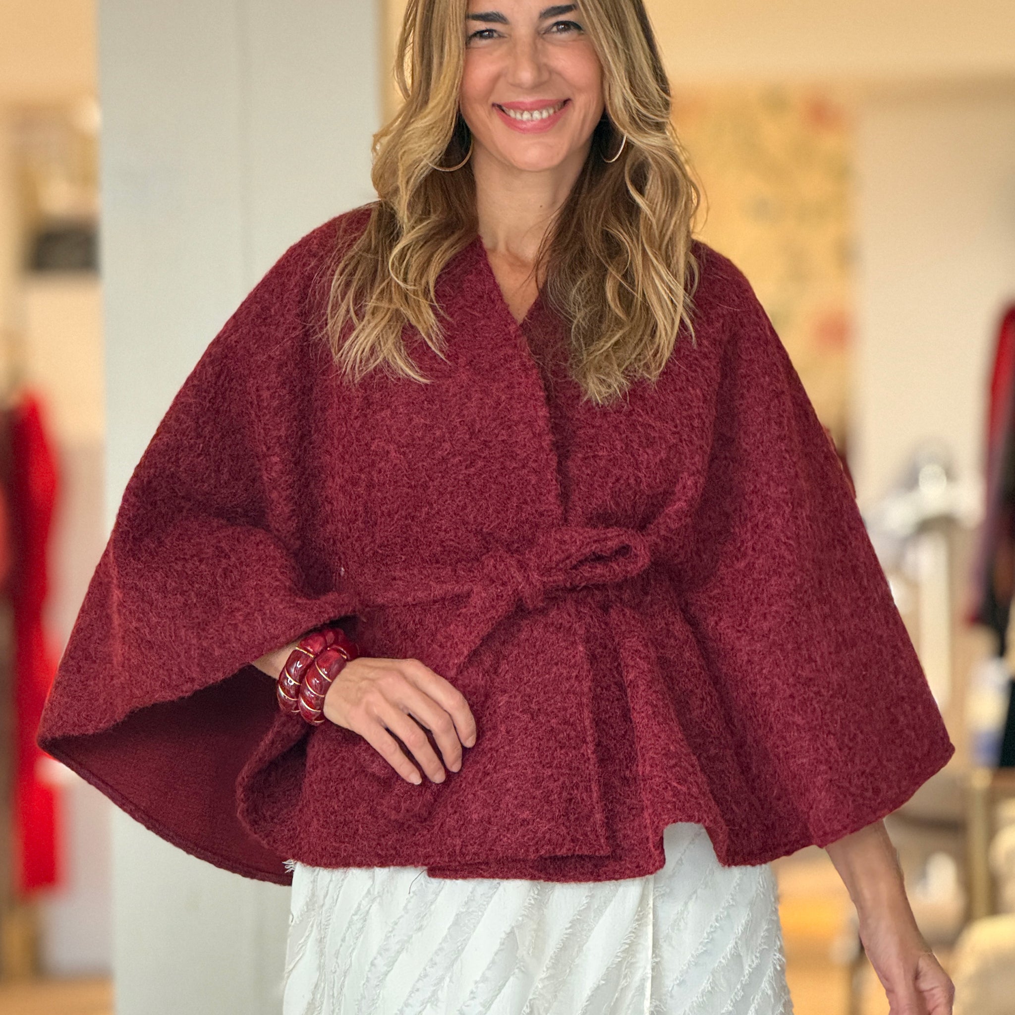 Capa con cinturón suave burdeos