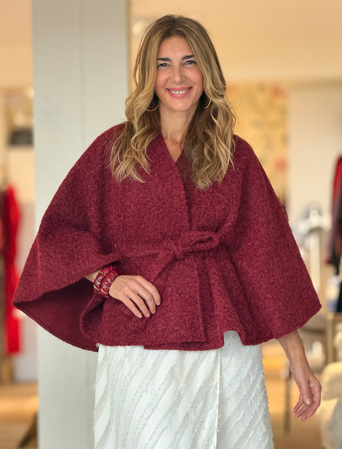 Capa burdeos con cinturón para un evento de otoño-invierno