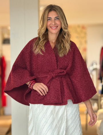 Capa con cinturón suave burdeos