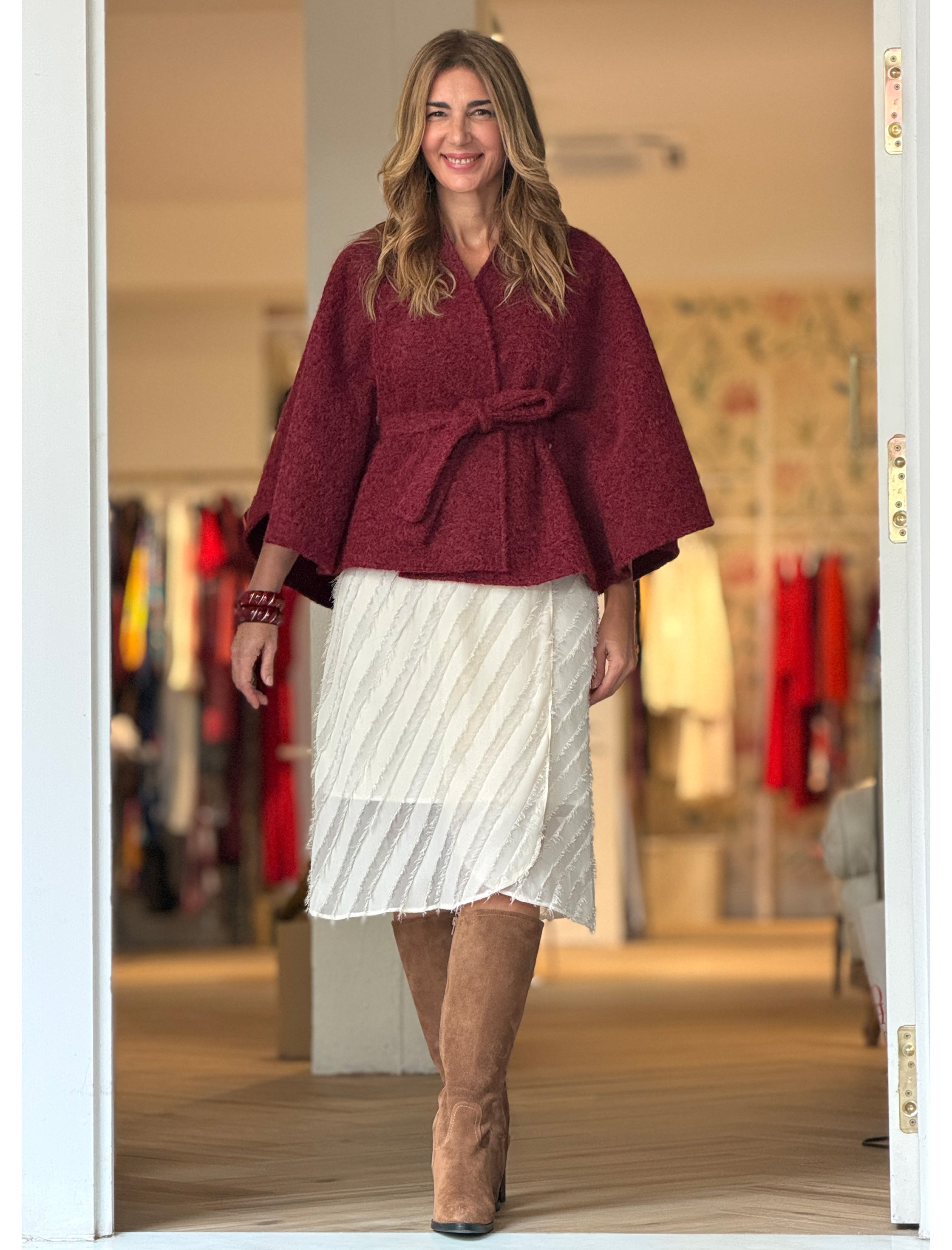 Capa con cinturón suave burdeos