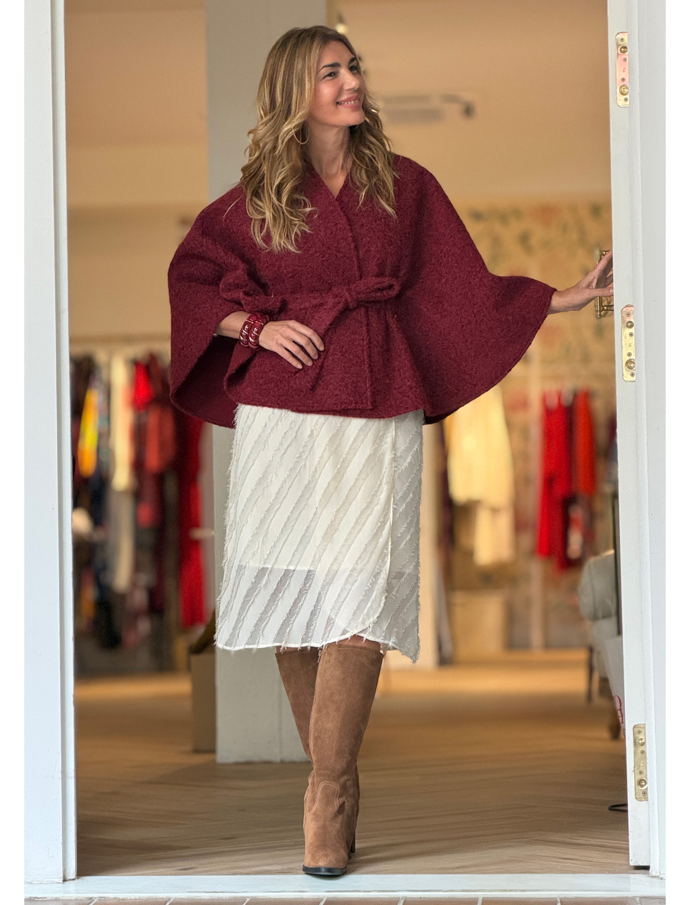 Capa con cinturón suave burdeos