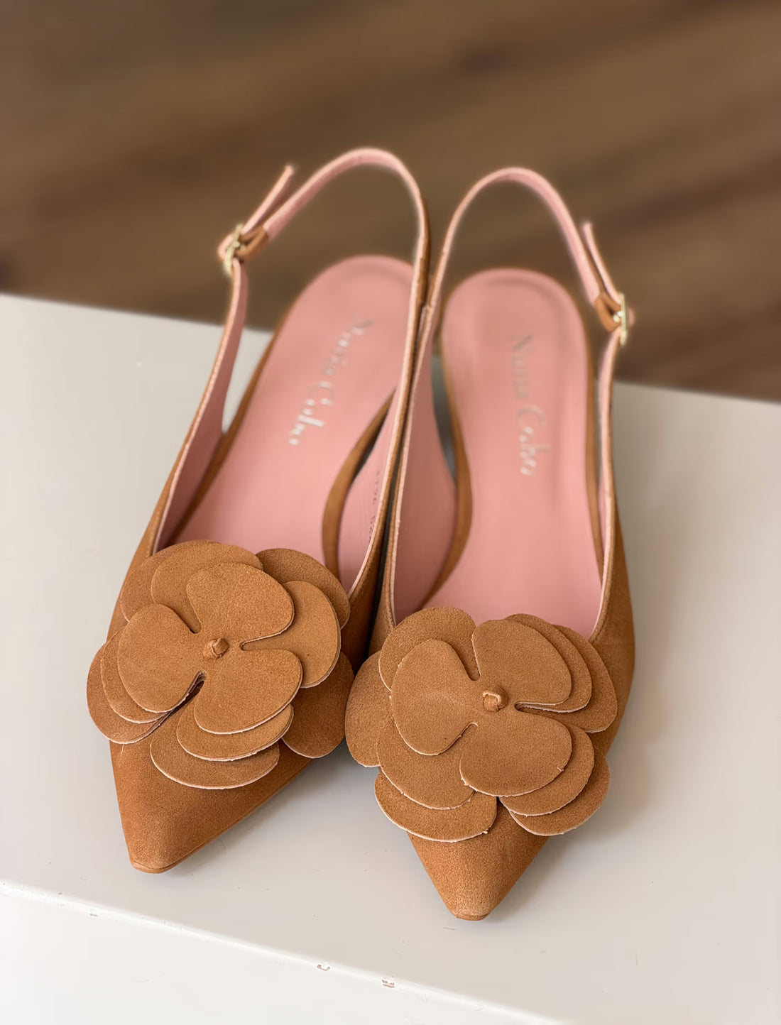 Zapato de salón destalonado tacón medio camel Flor ideal