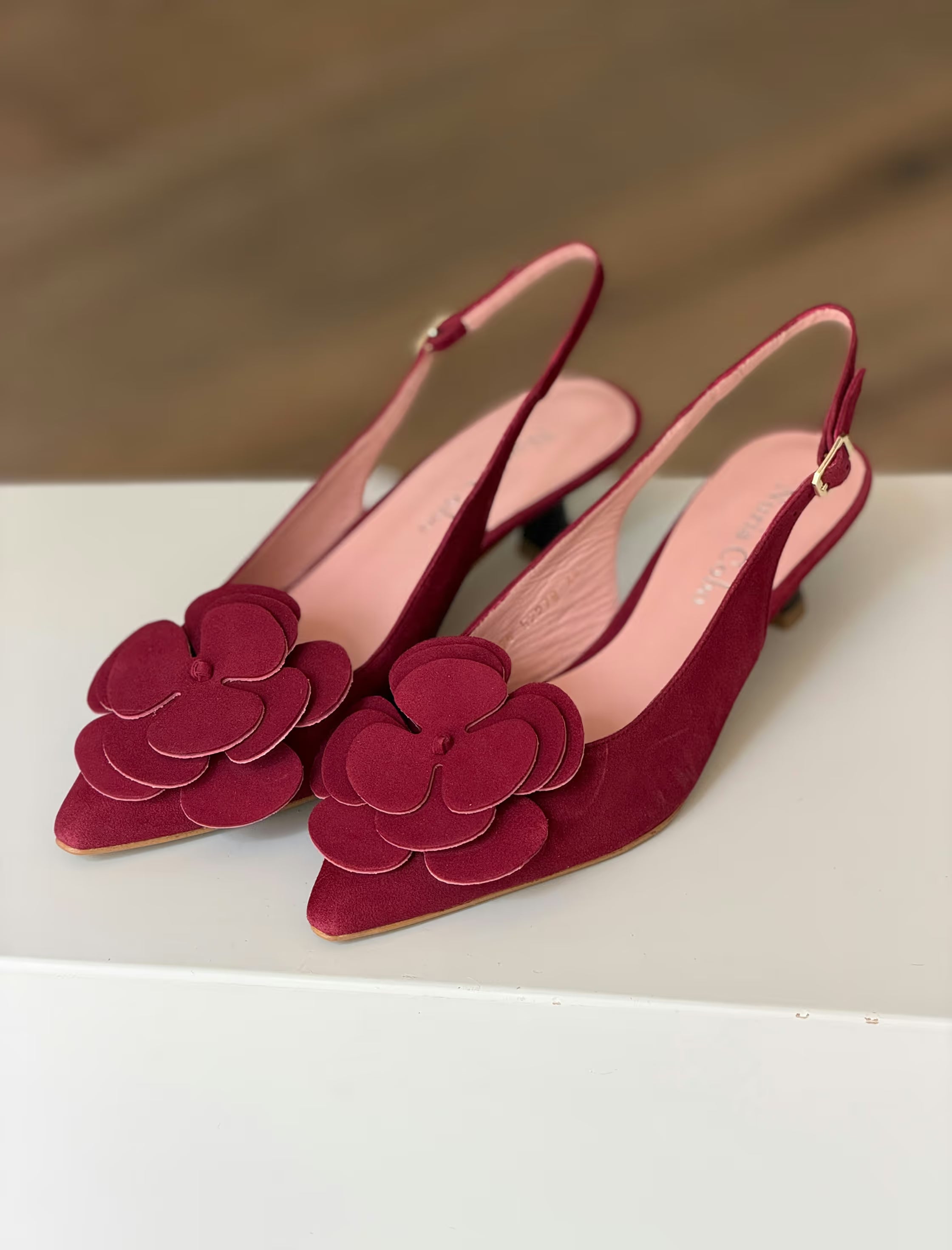 Zapato de salón destalonado tacón medio burdeos Flor ideal