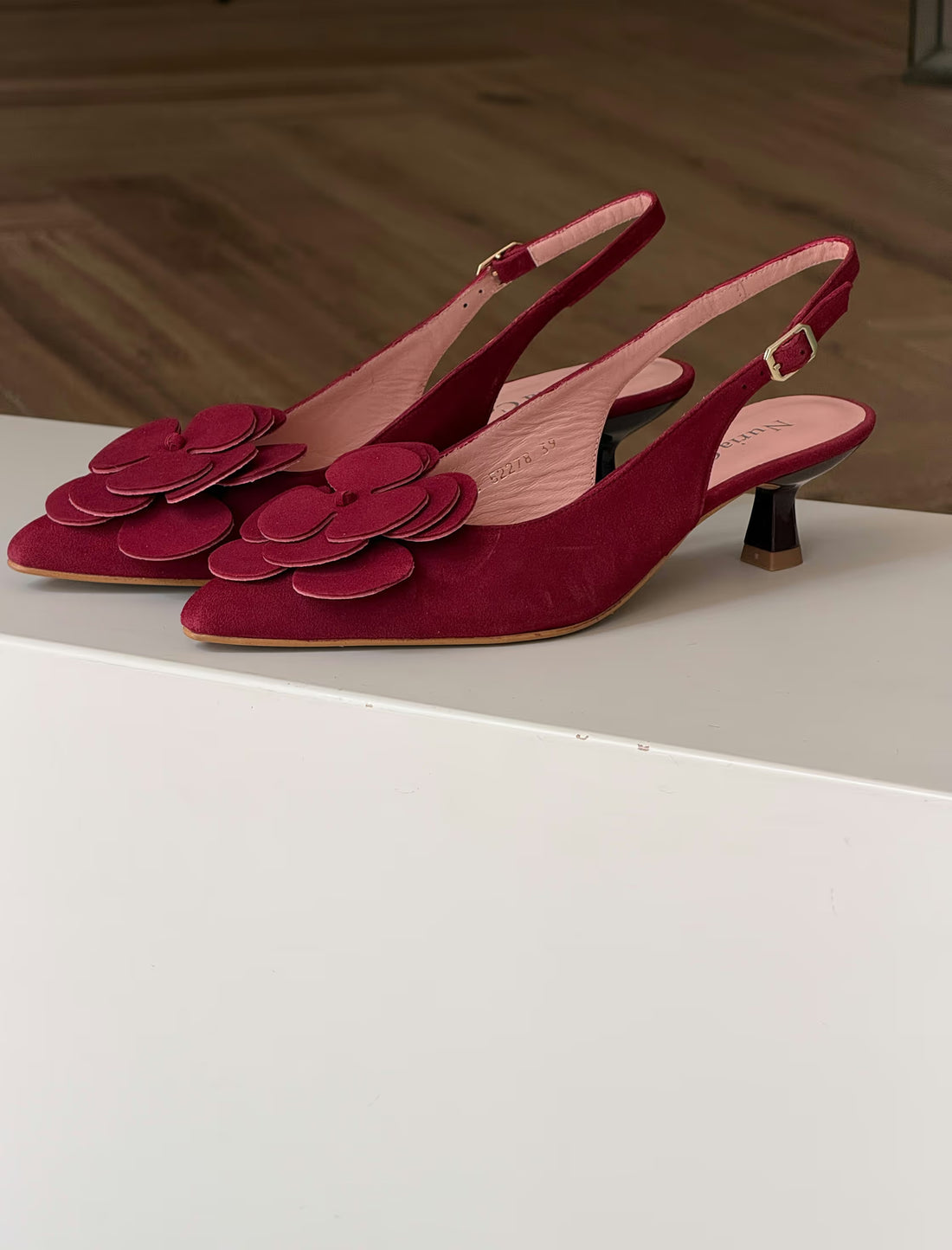 Zapato de salón destalonado tacón medio burdeos Flor ideal