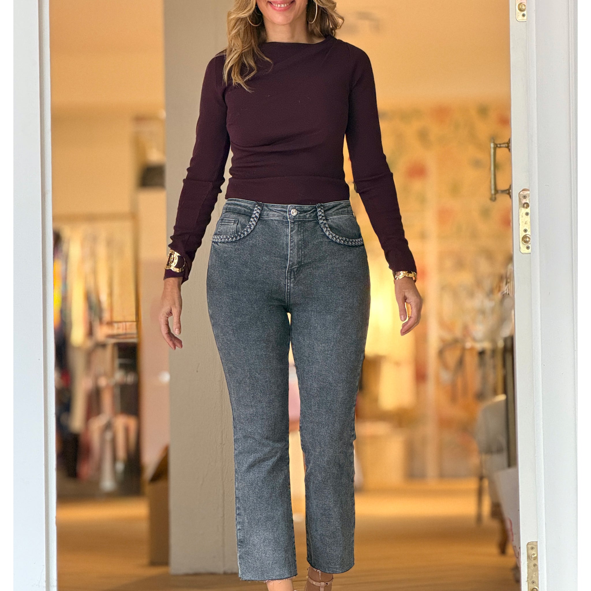 Pantalón vaquero gris bolsillos trenzados