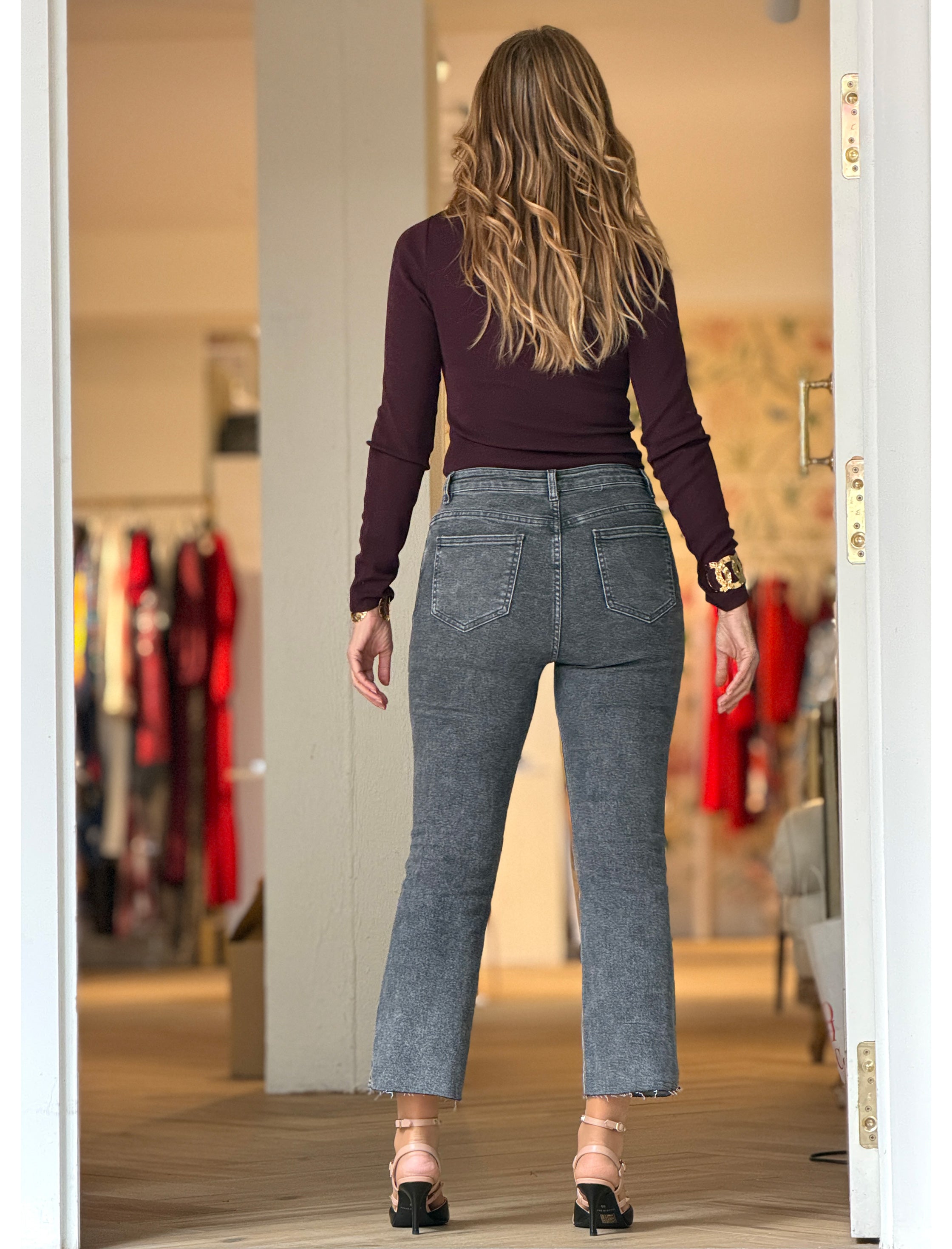 Pantalón vaquero gris bolsillos trenzados