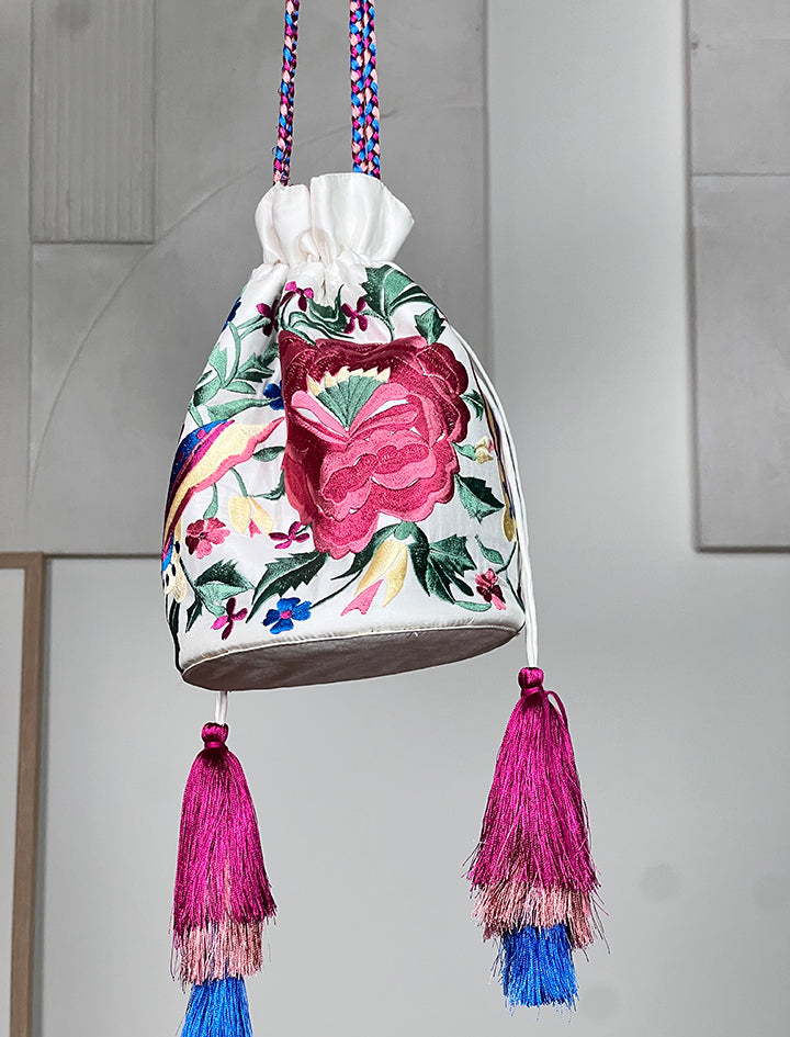 Bolso pochette de seda bordada blanco para invitada o novia – Nuria Cobo

