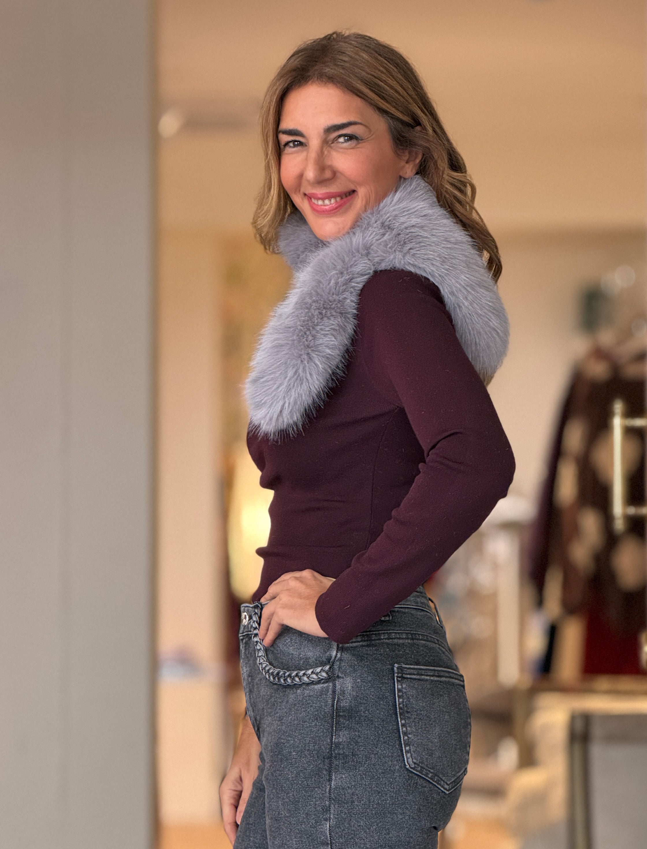 Cuello de pelo suave gris