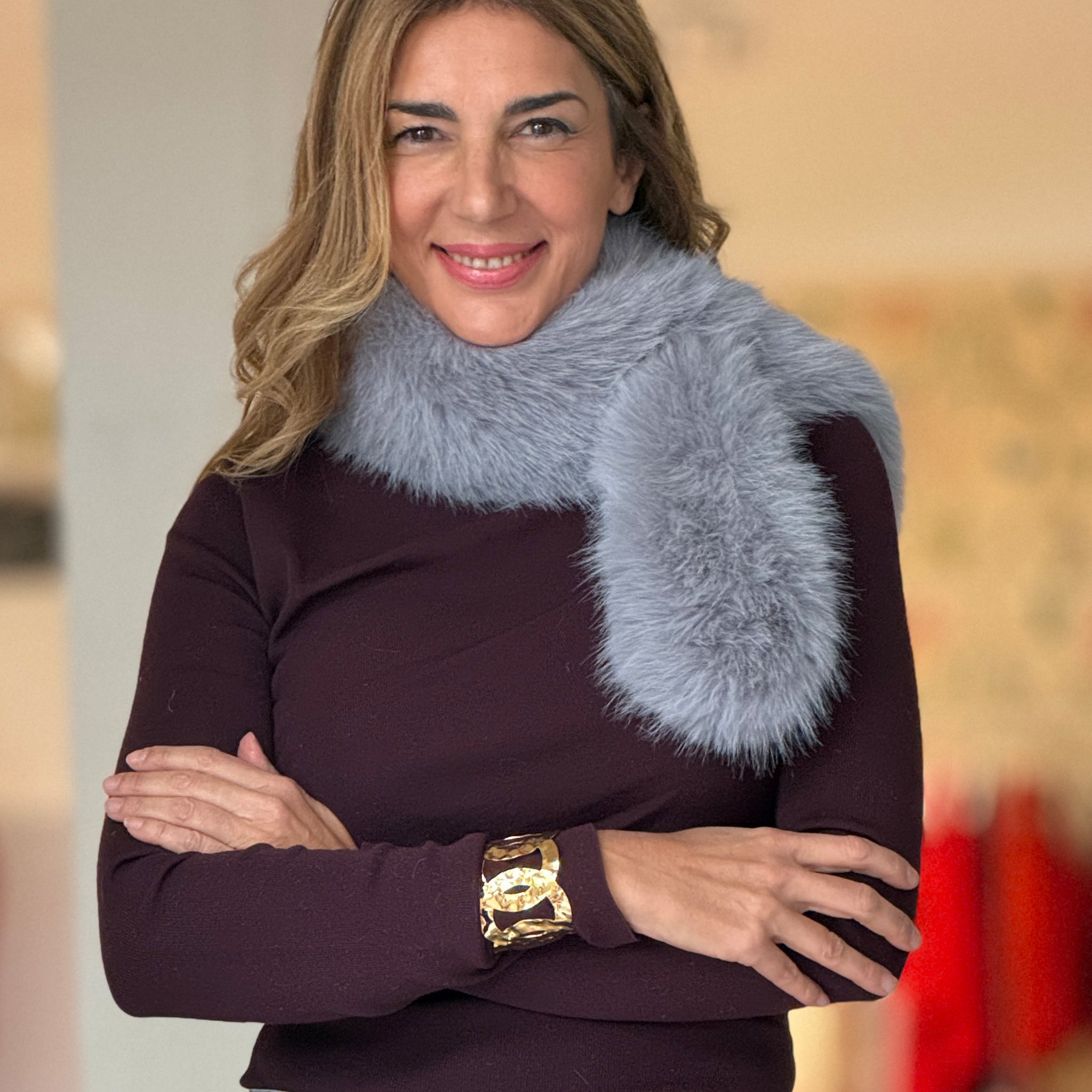 Cuello de pelo suave gris