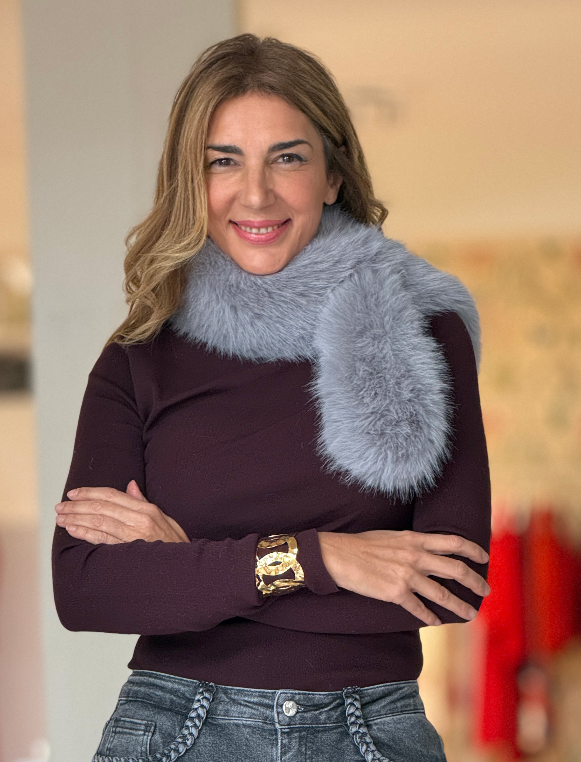 Cuello de pelo suave gris