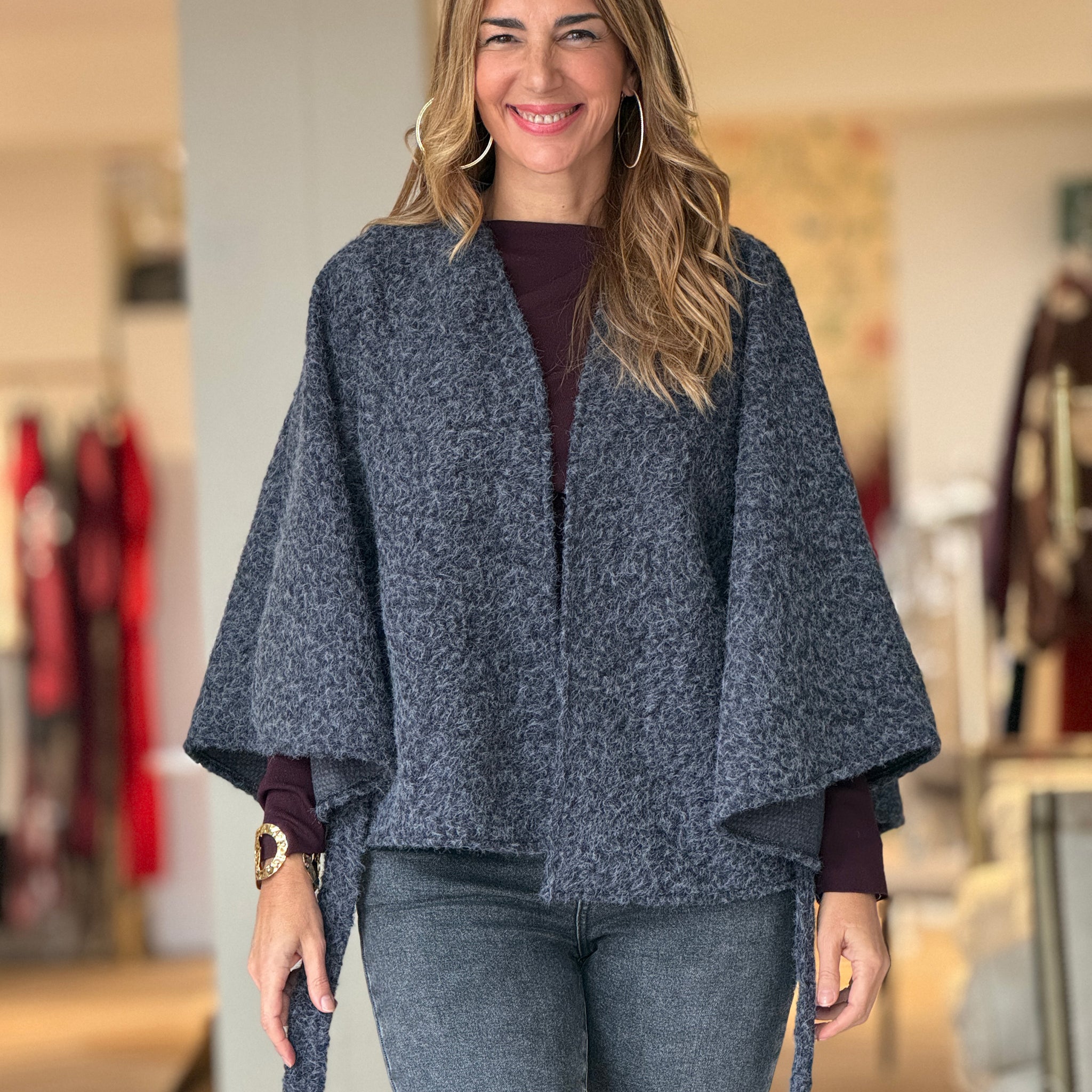 Capa con cinturón suave gris