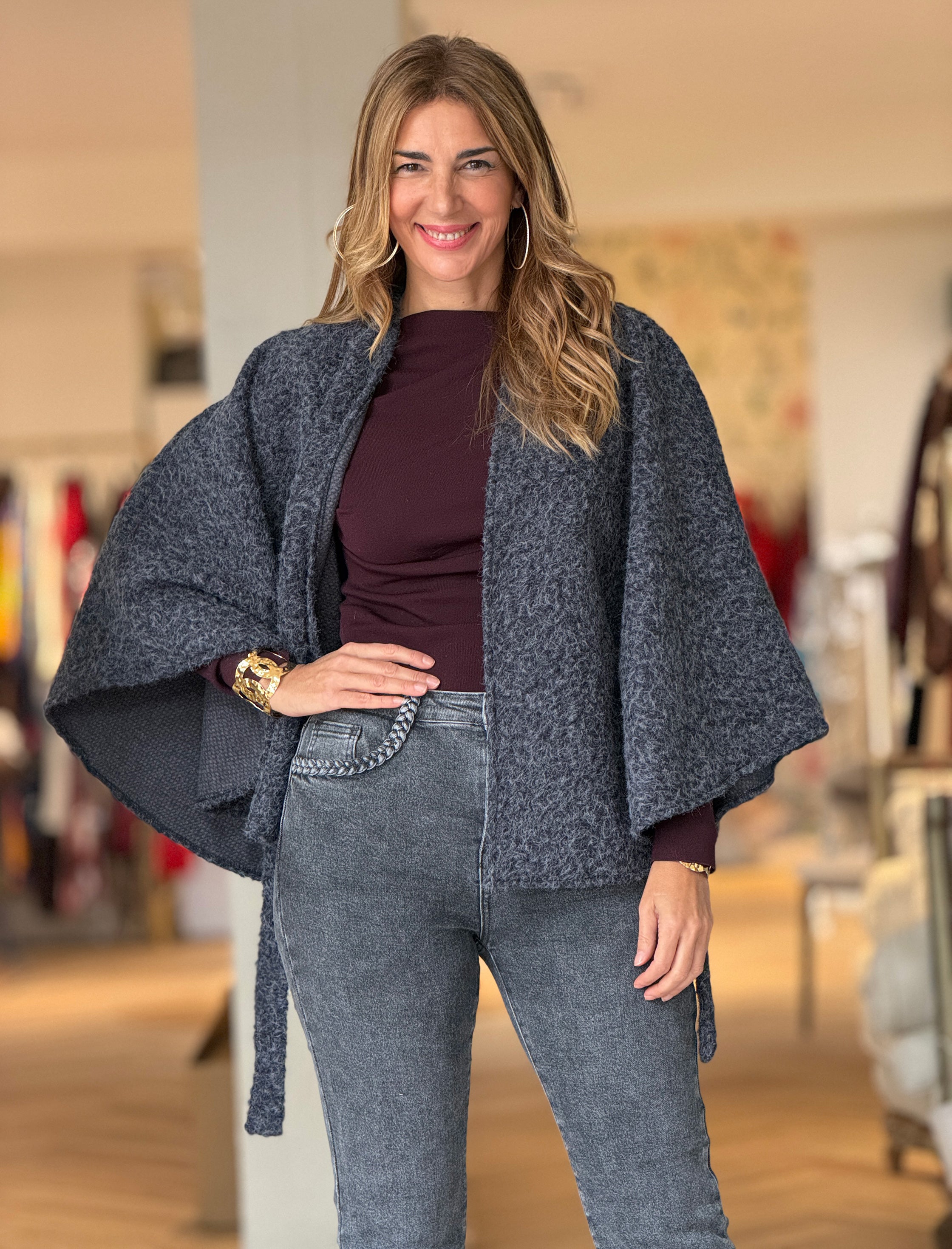 Capa con cinturón suave gris