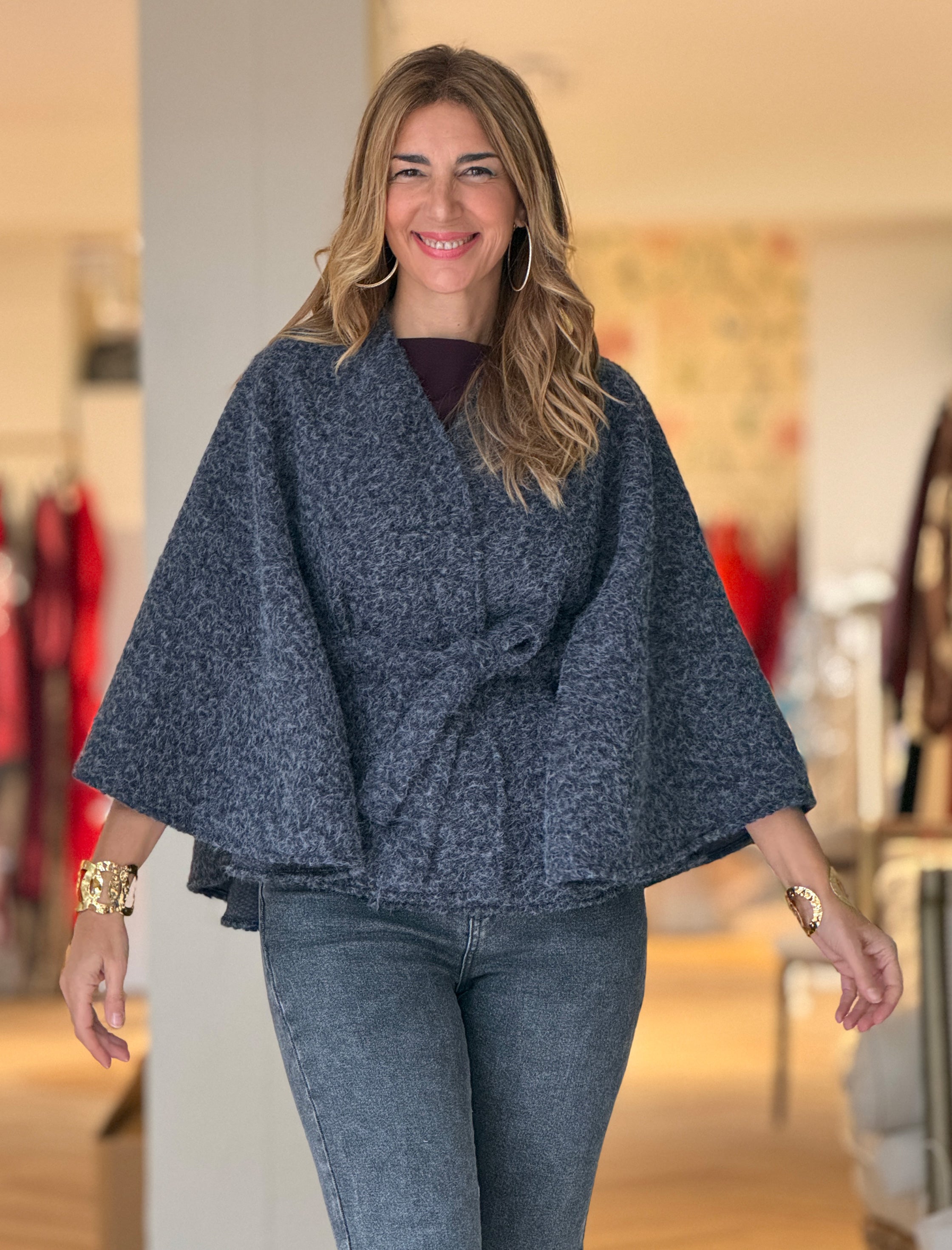 Capa con cinturón suave gris