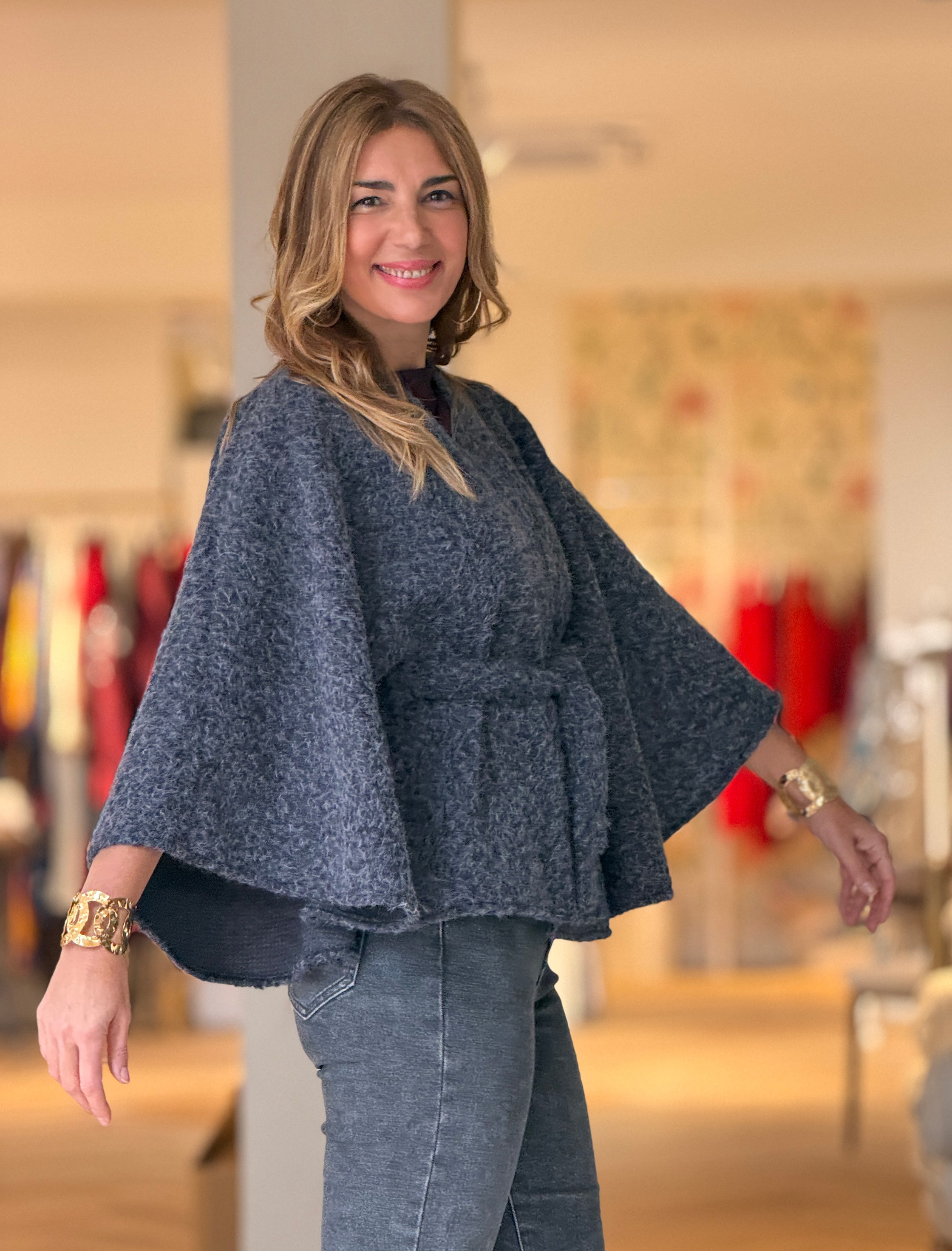 Capa con cinturón suave gris