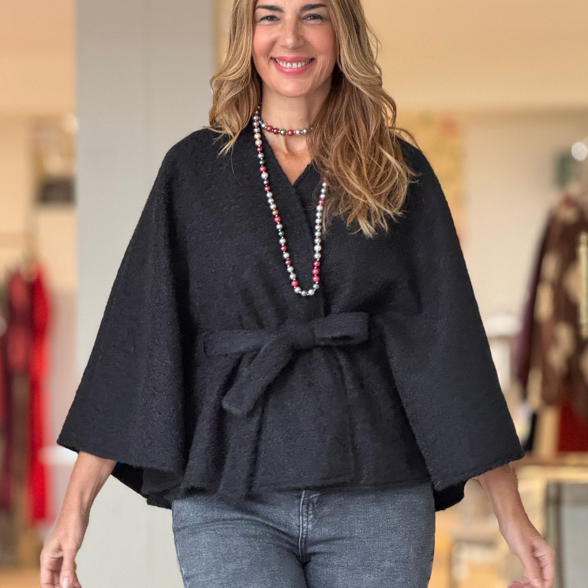 Capa con cinturón suave negro