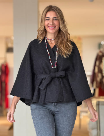 Capa con cinturón suave negro