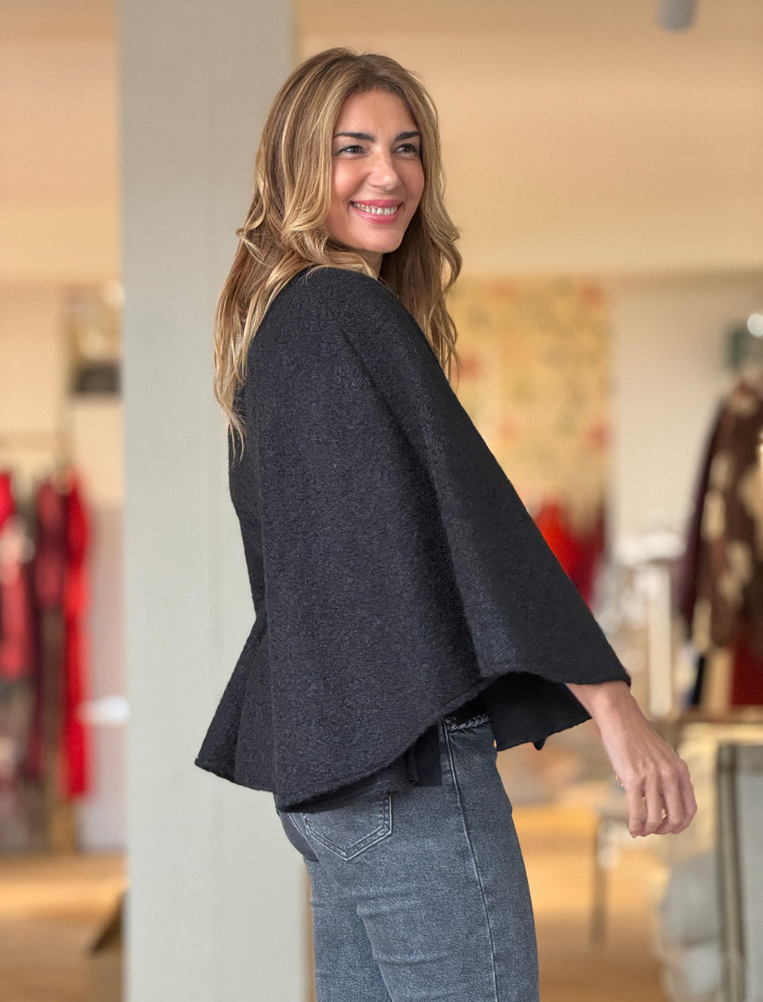 Capa con cinturón suave negro