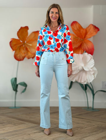 Pantalón celeste flare bolsillos