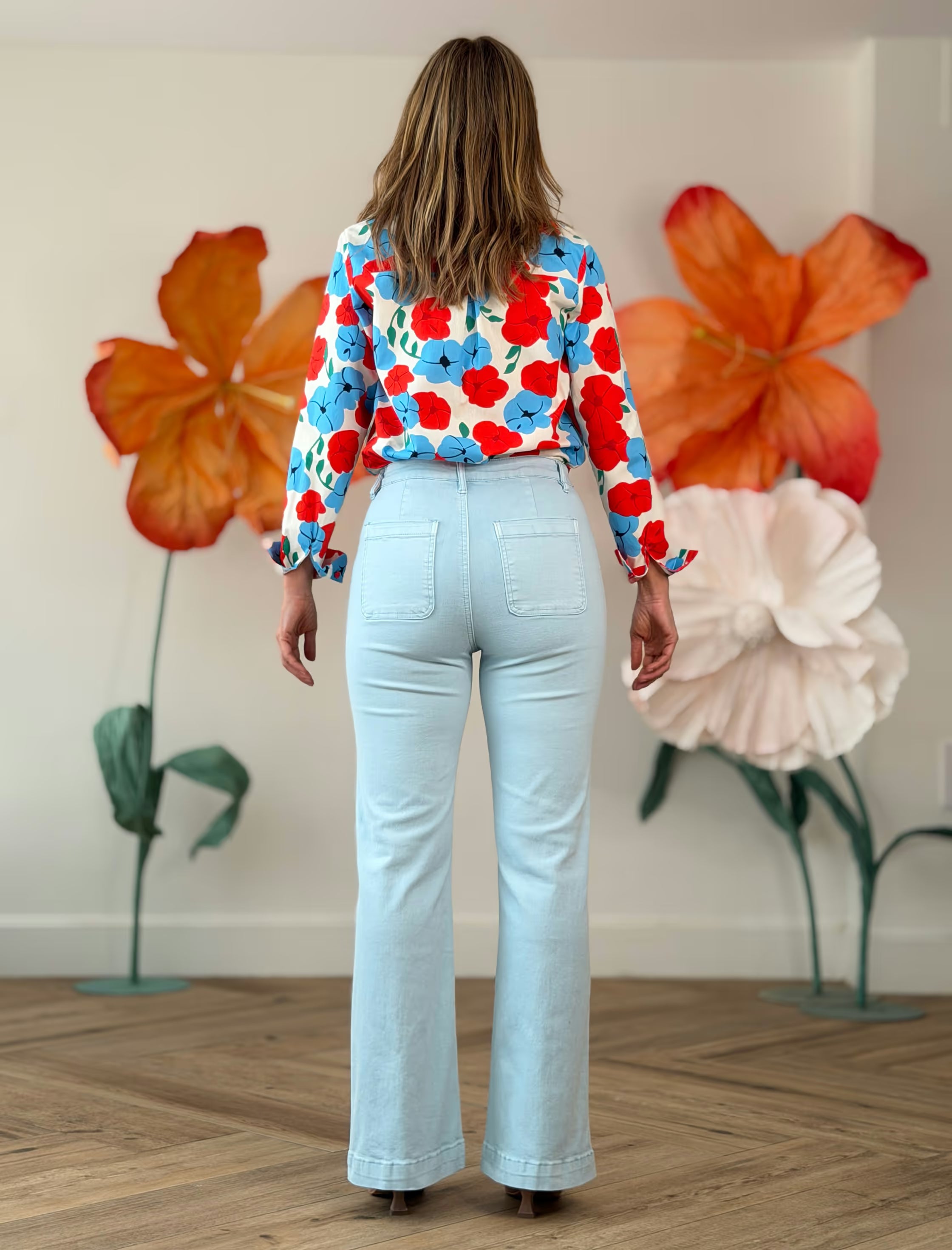 Pantalón celeste flare bolsillos