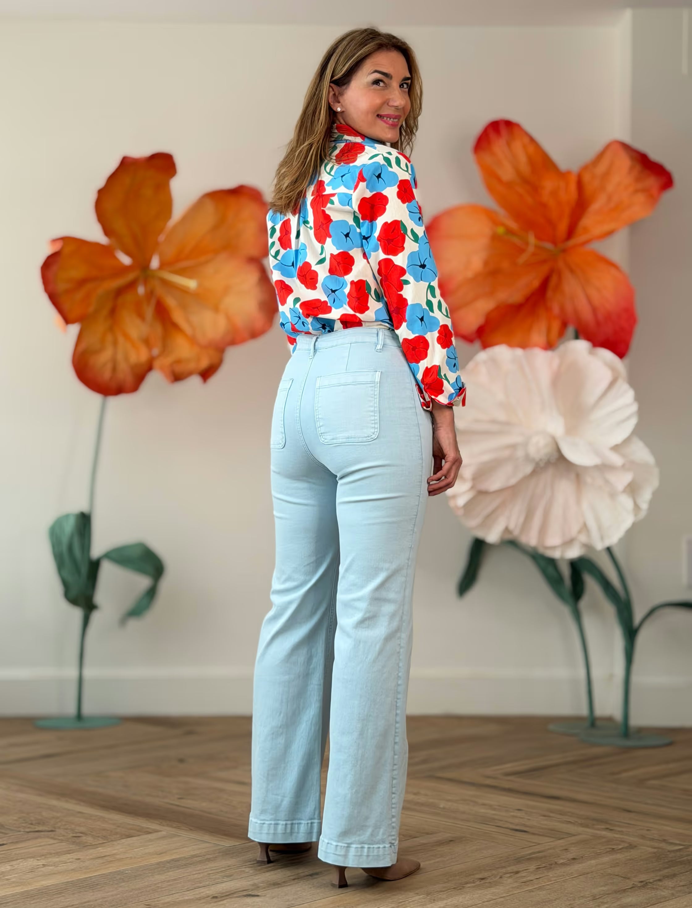 Pantalón celeste flare bolsillos