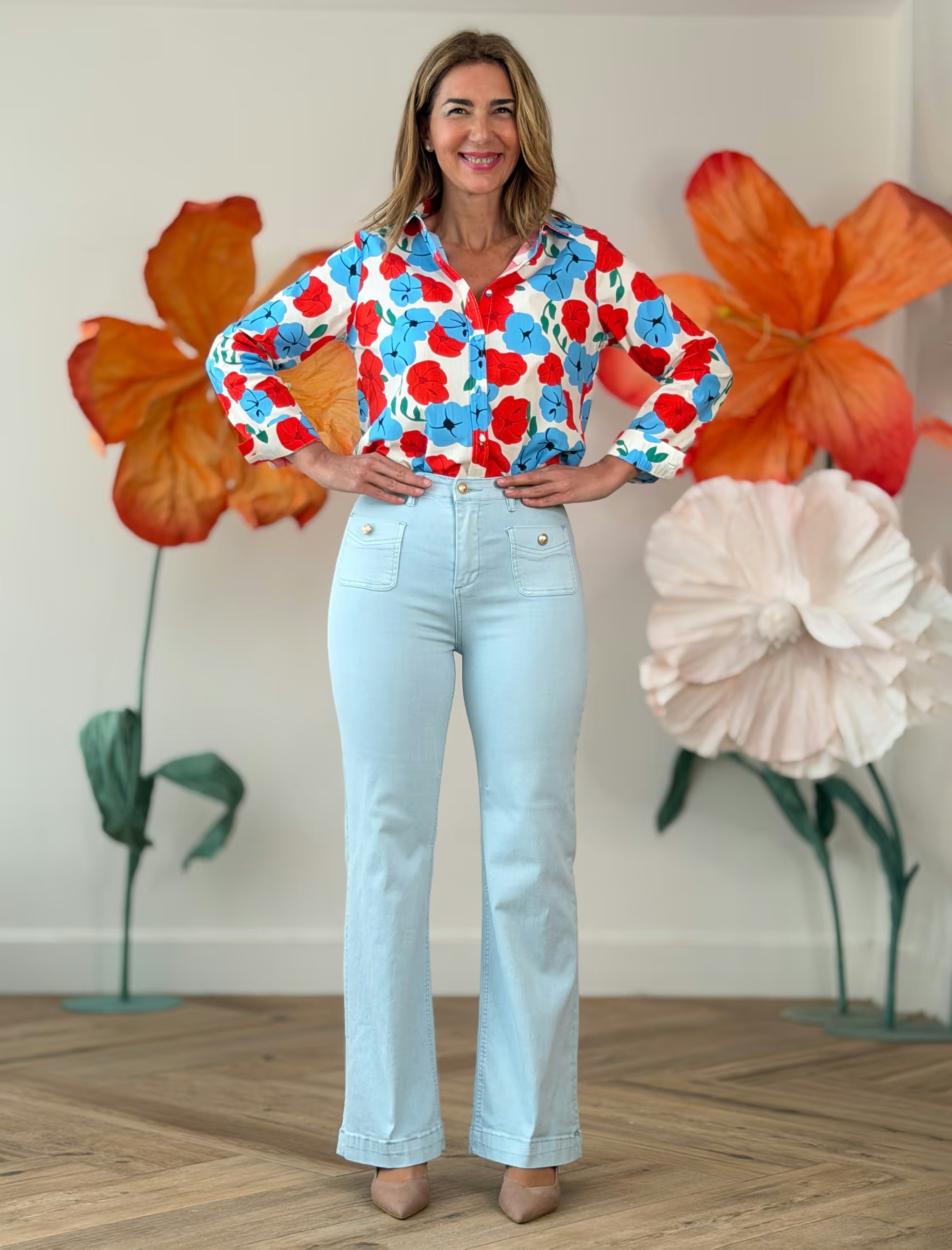 Pantalón celeste flare bolsillos