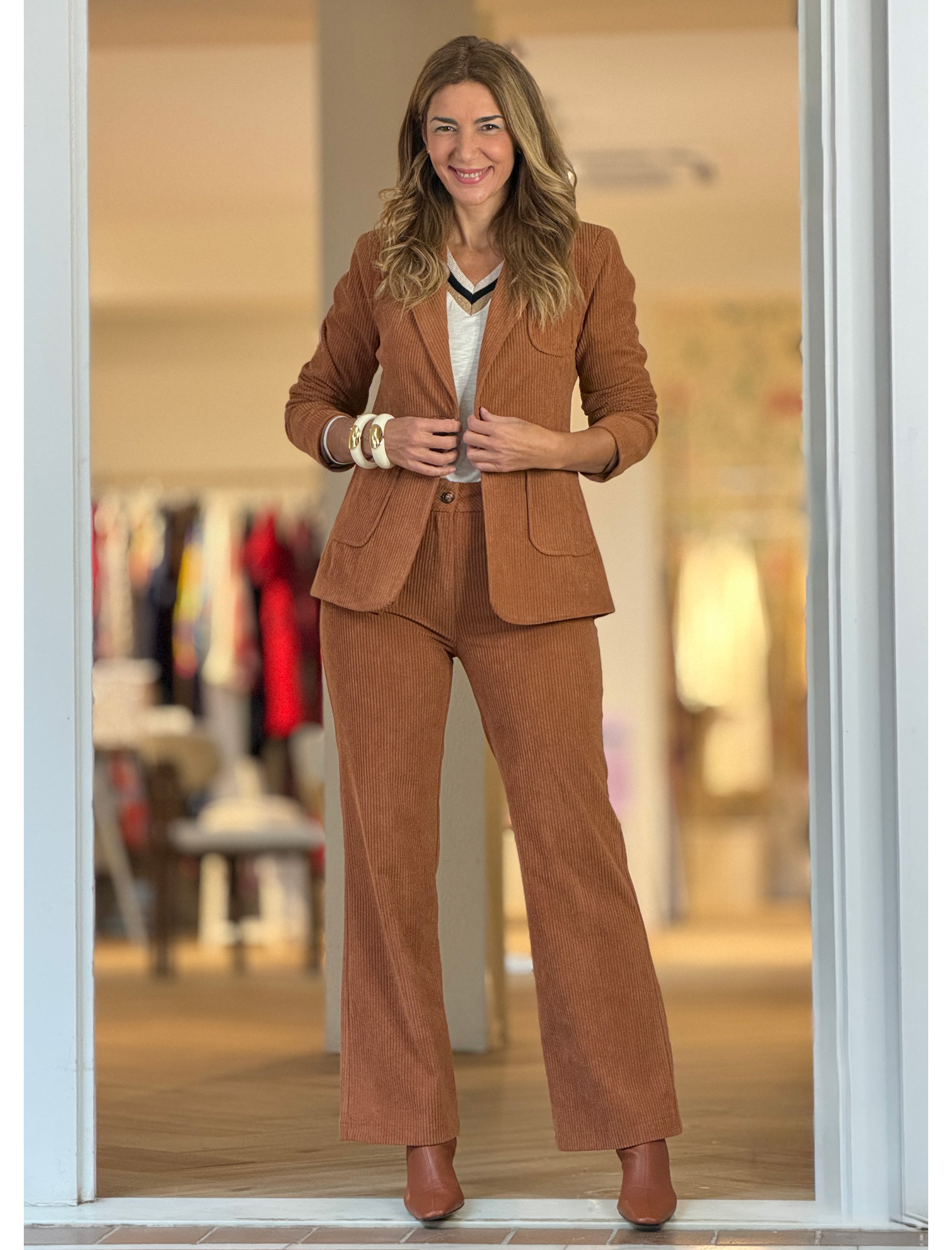 Total look chaqueta y pantalón de pana camel