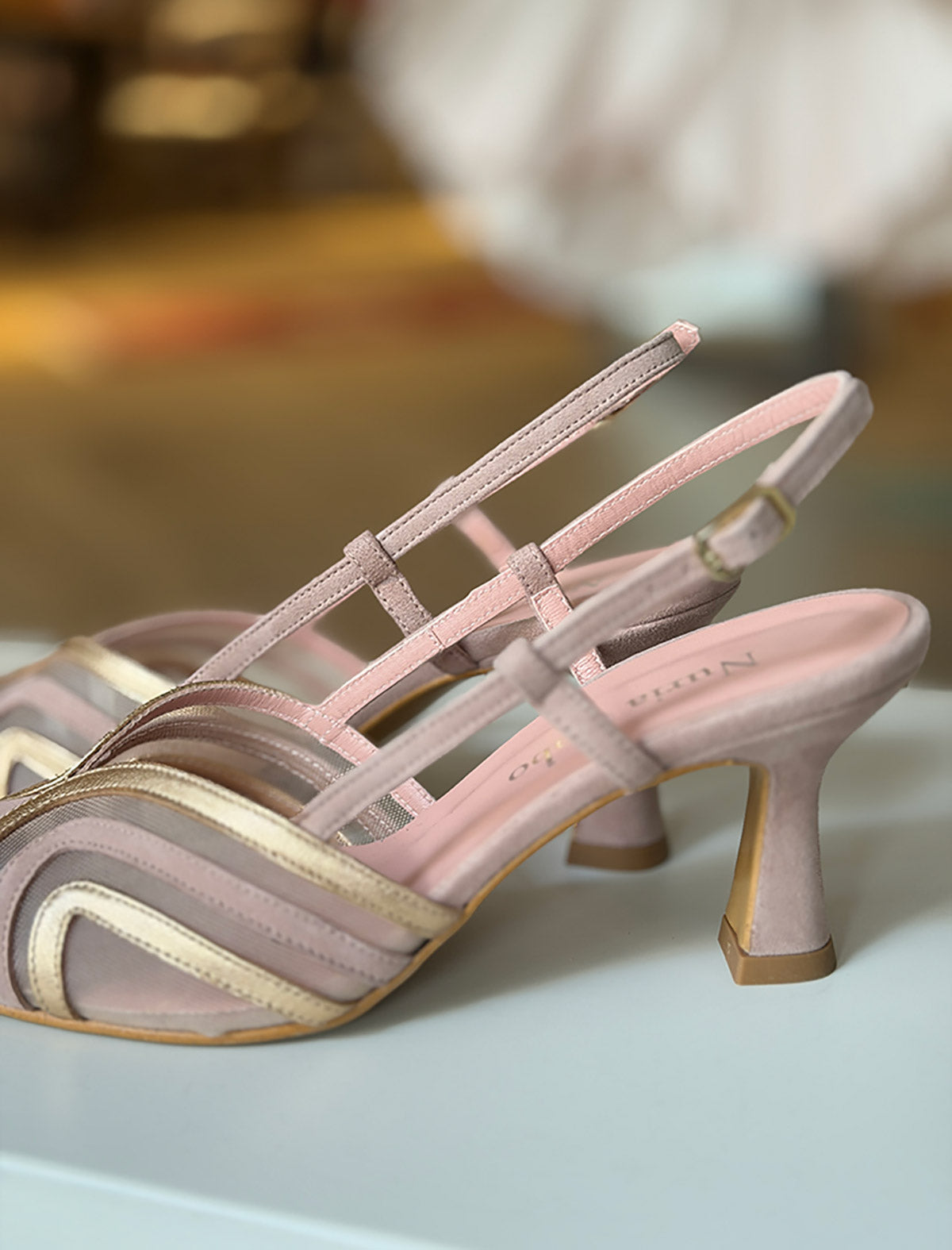 Zapato mujer nude tacón medio muy chic de rejilla