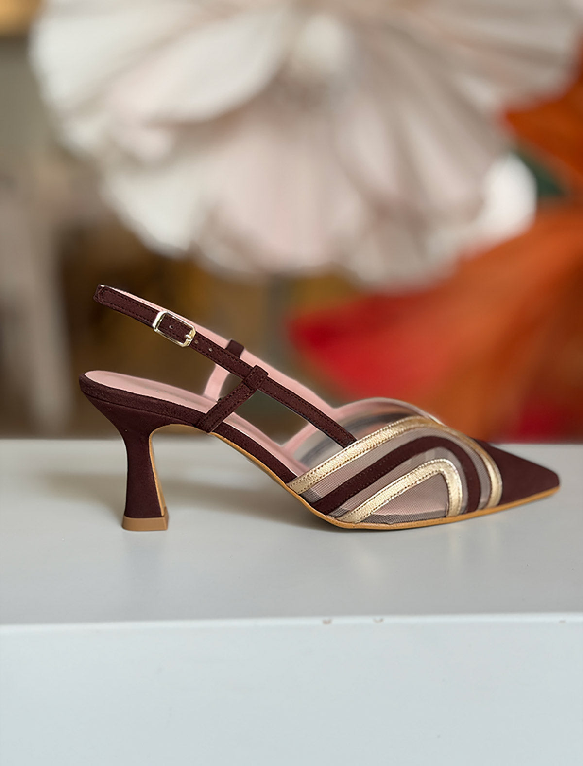 Zapato mujer dorado tacón medio muy chic rejilla