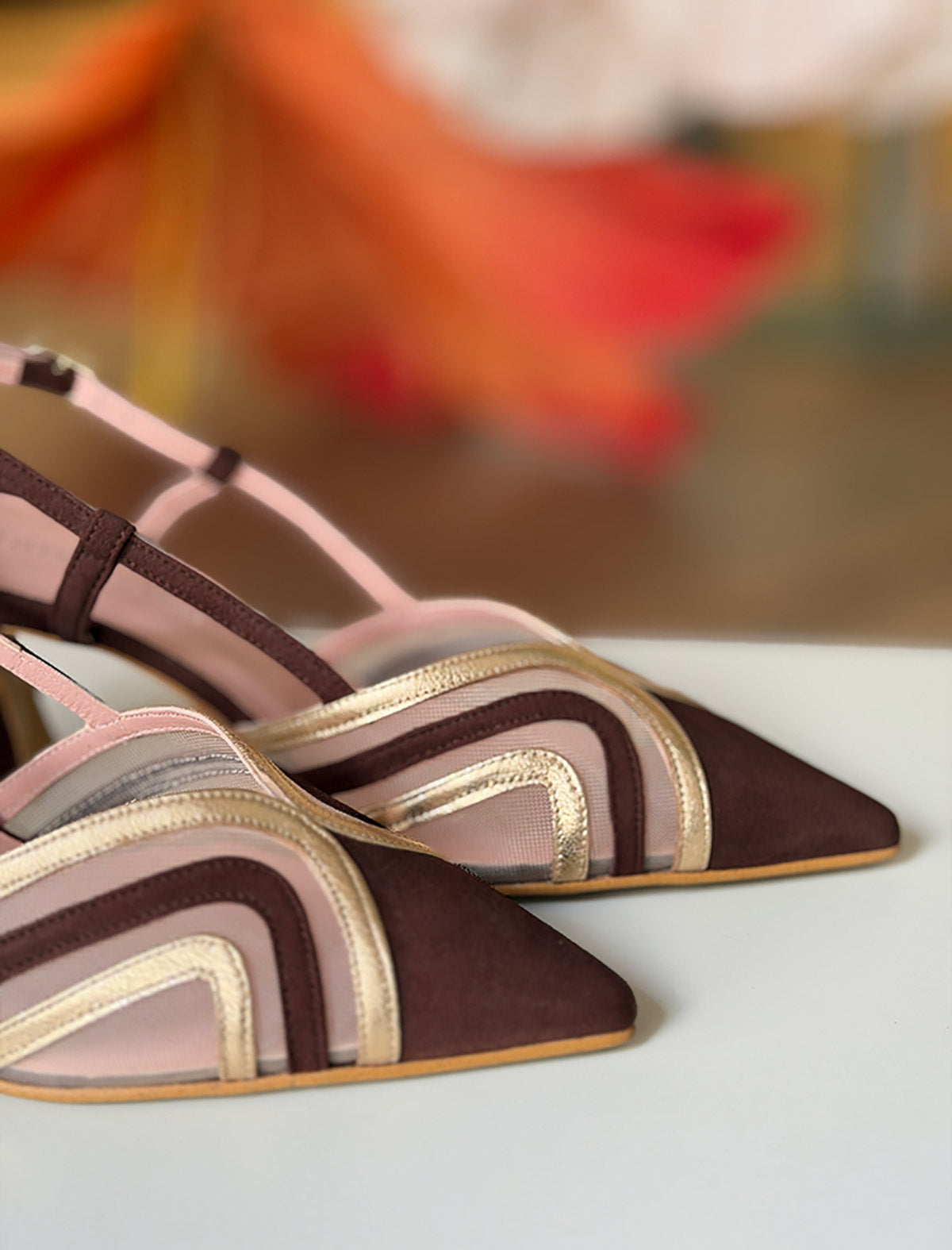 Zapato mujer dorado tacón medio muy chic rejilla