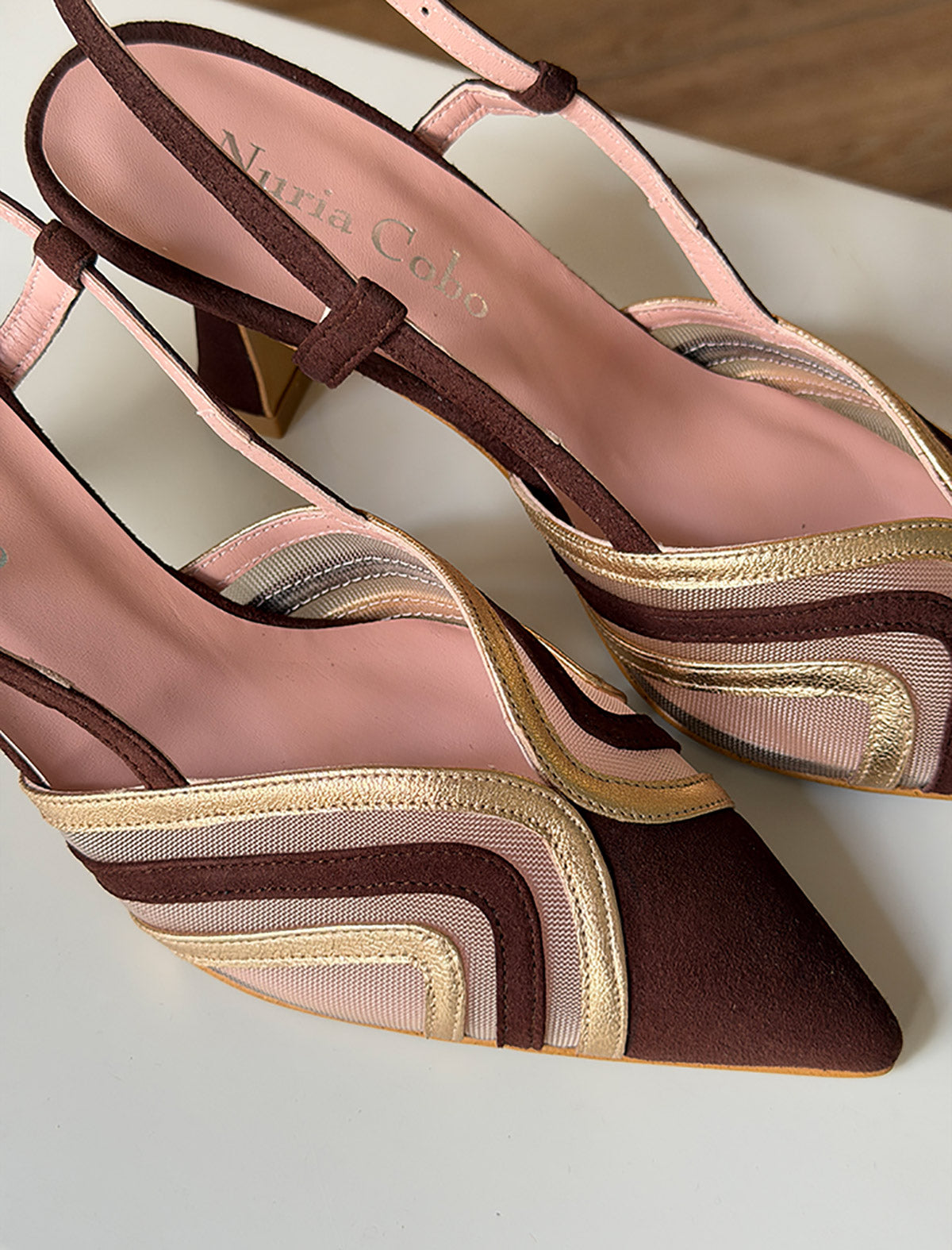 Zapato mujer dorado tacón medio muy chic rejilla